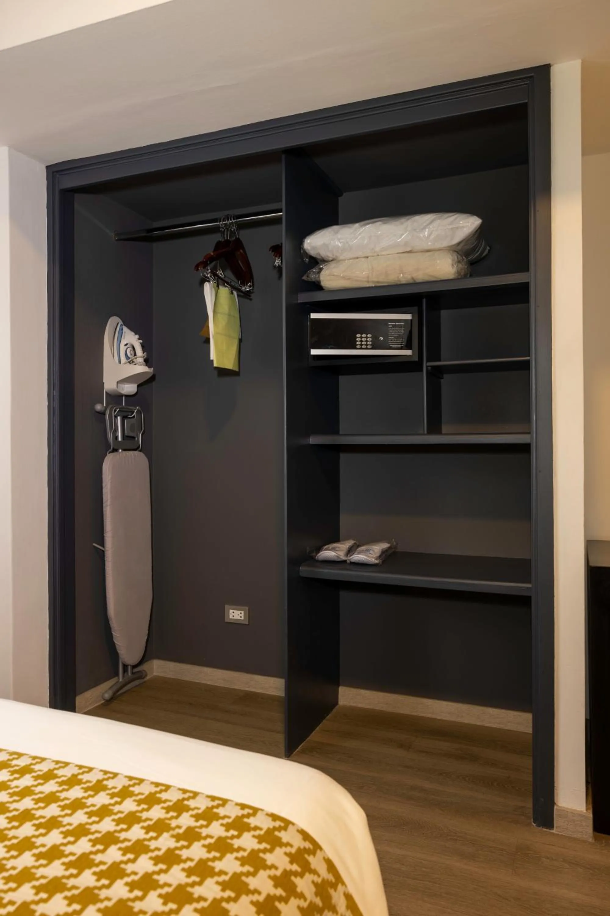 wardrobe, Bed in Wyndham Costa del Sol Cajamarca