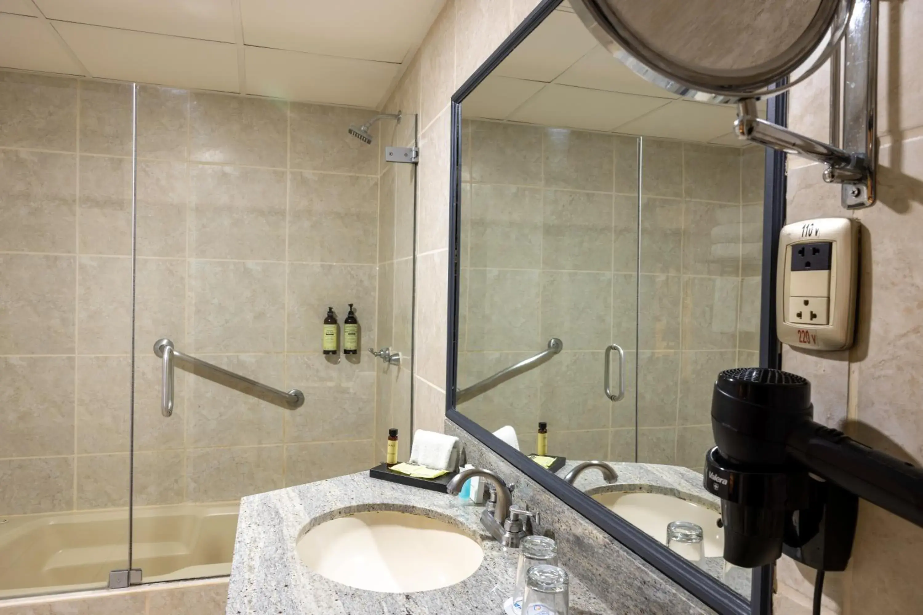 Superior King Room - single occupancy in Wyndham Costa del Sol Cajamarca Superior King Room - single occupancy in Wyndham Costa del Sol Cajamarca