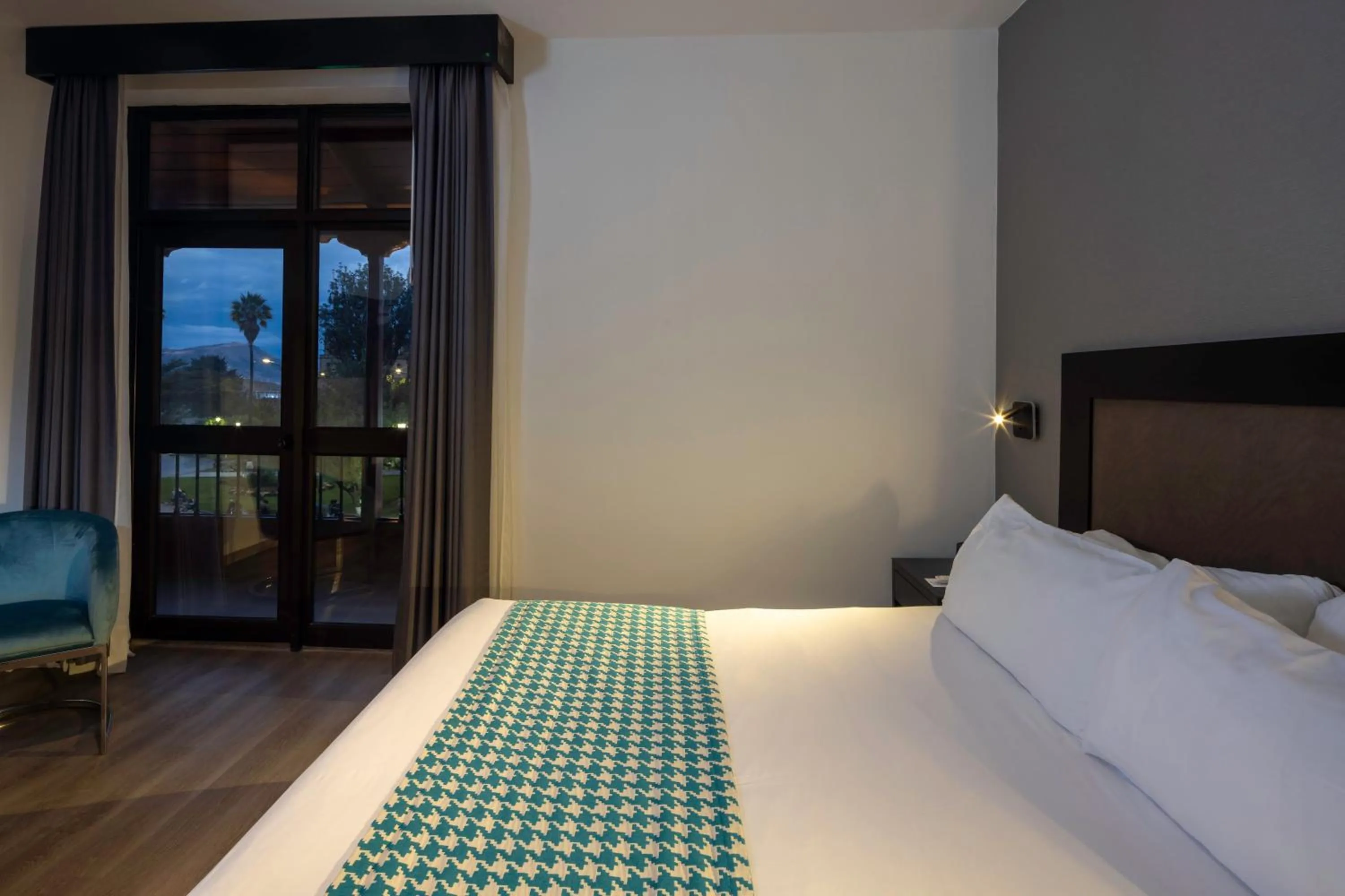 TV and multimedia, Bed in Wyndham Costa del Sol Cajamarca