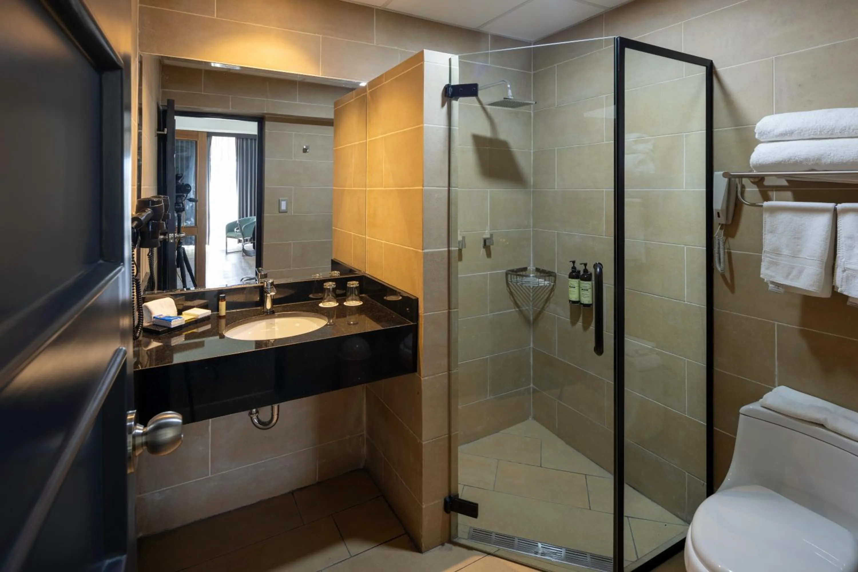 Shower in Wyndham Costa del Sol Cajamarca