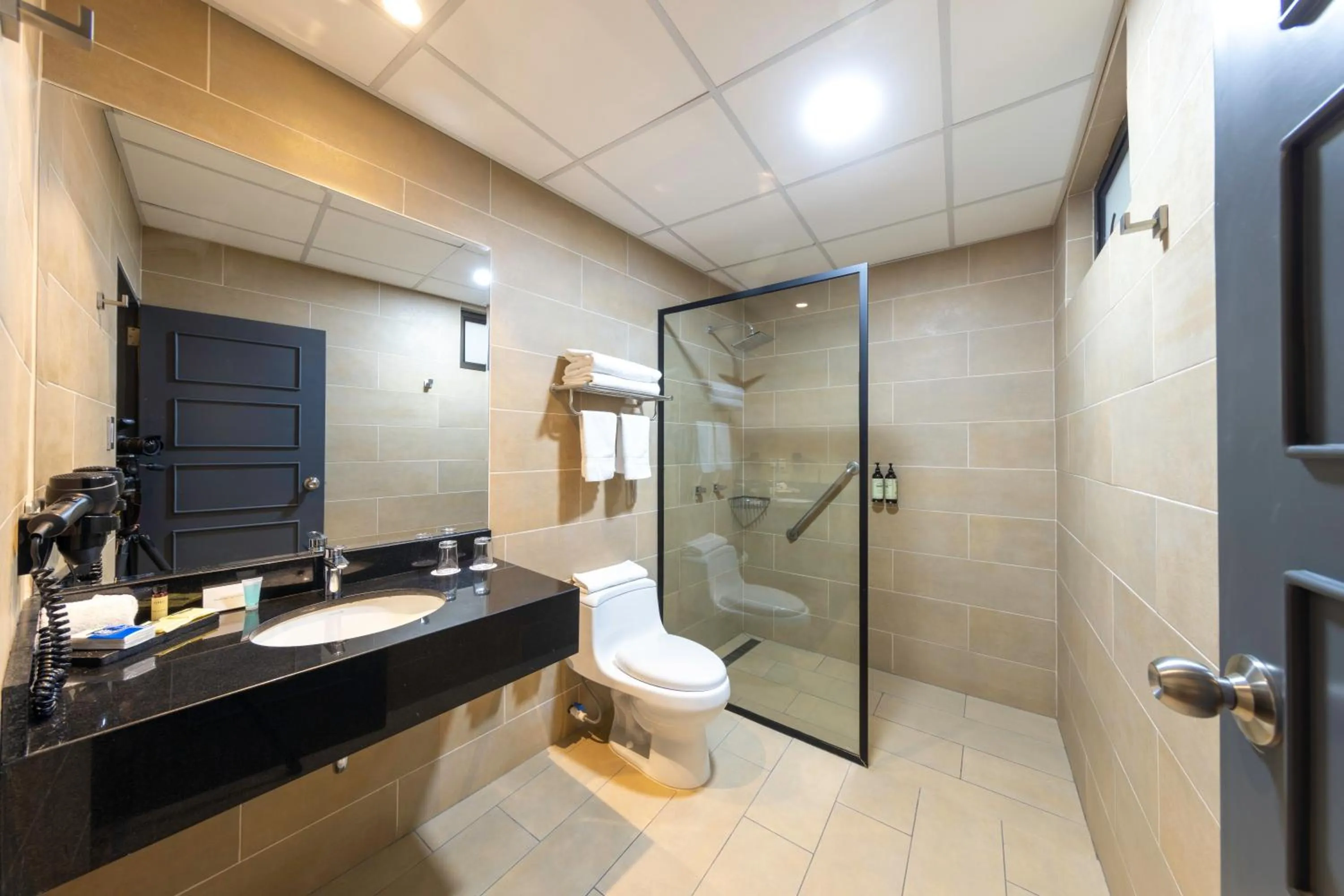 Shower in Wyndham Costa del Sol Cajamarca