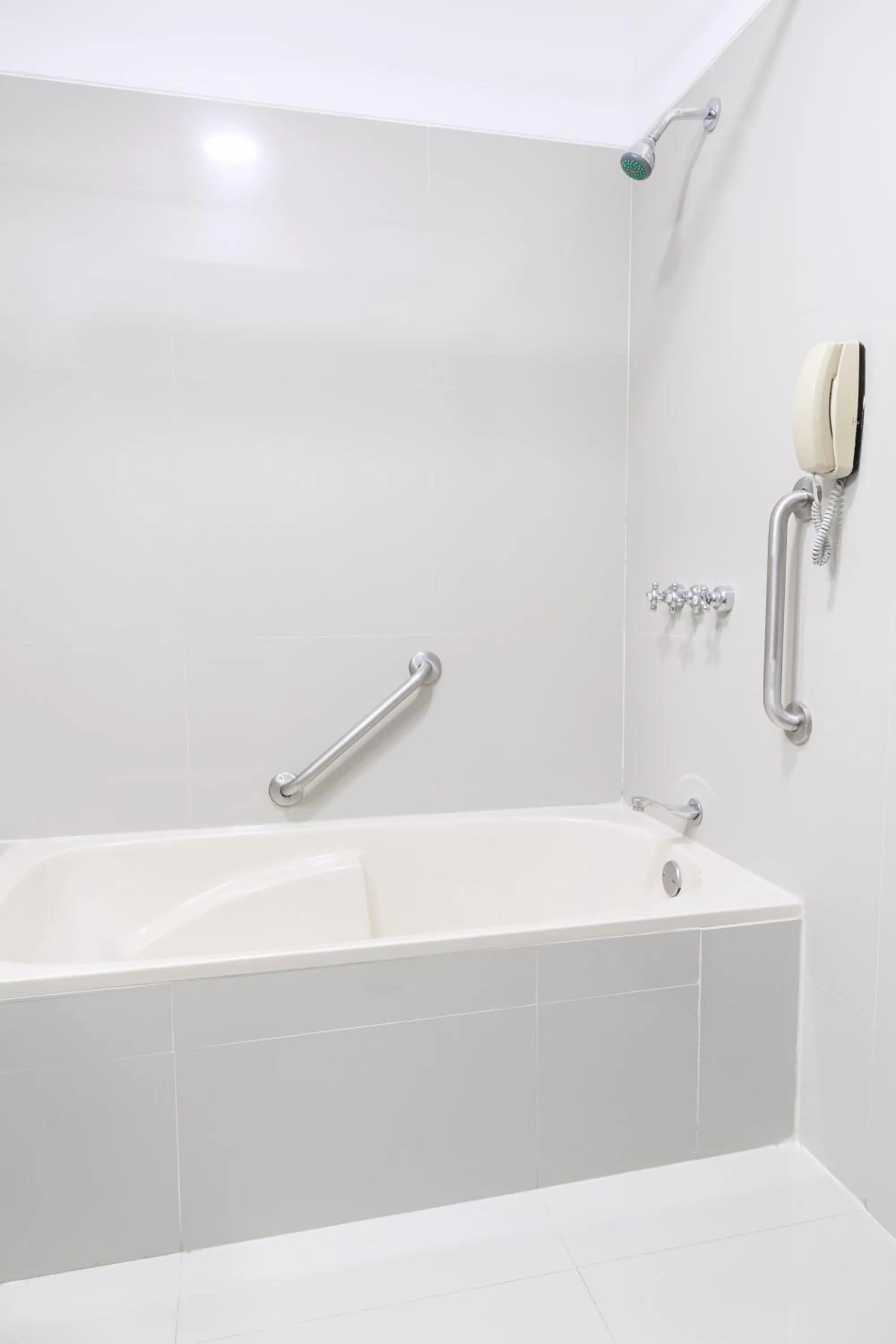 Shower in Wyndham Costa del Sol Piura