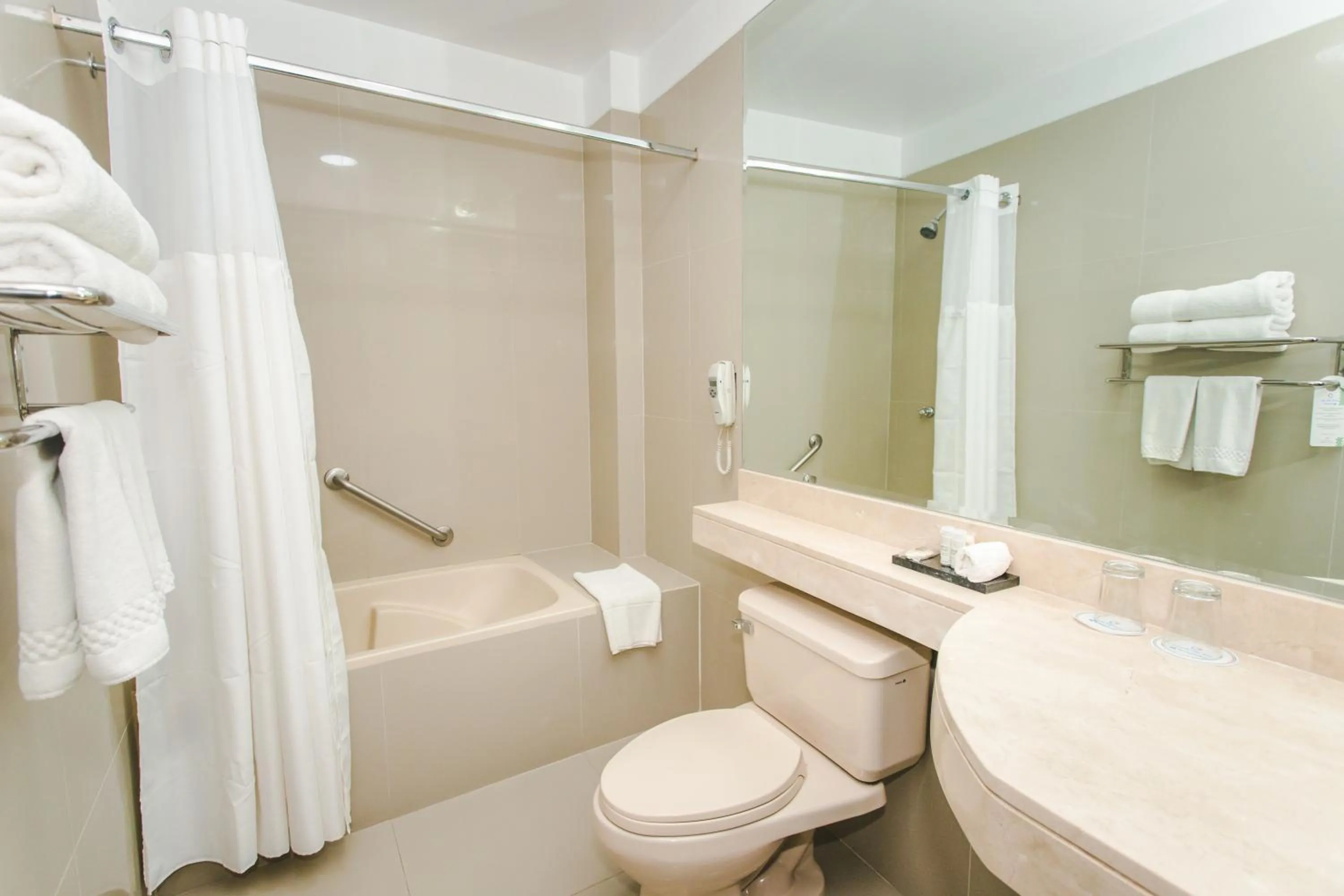 Shower in Wyndham Costa del Sol Piura