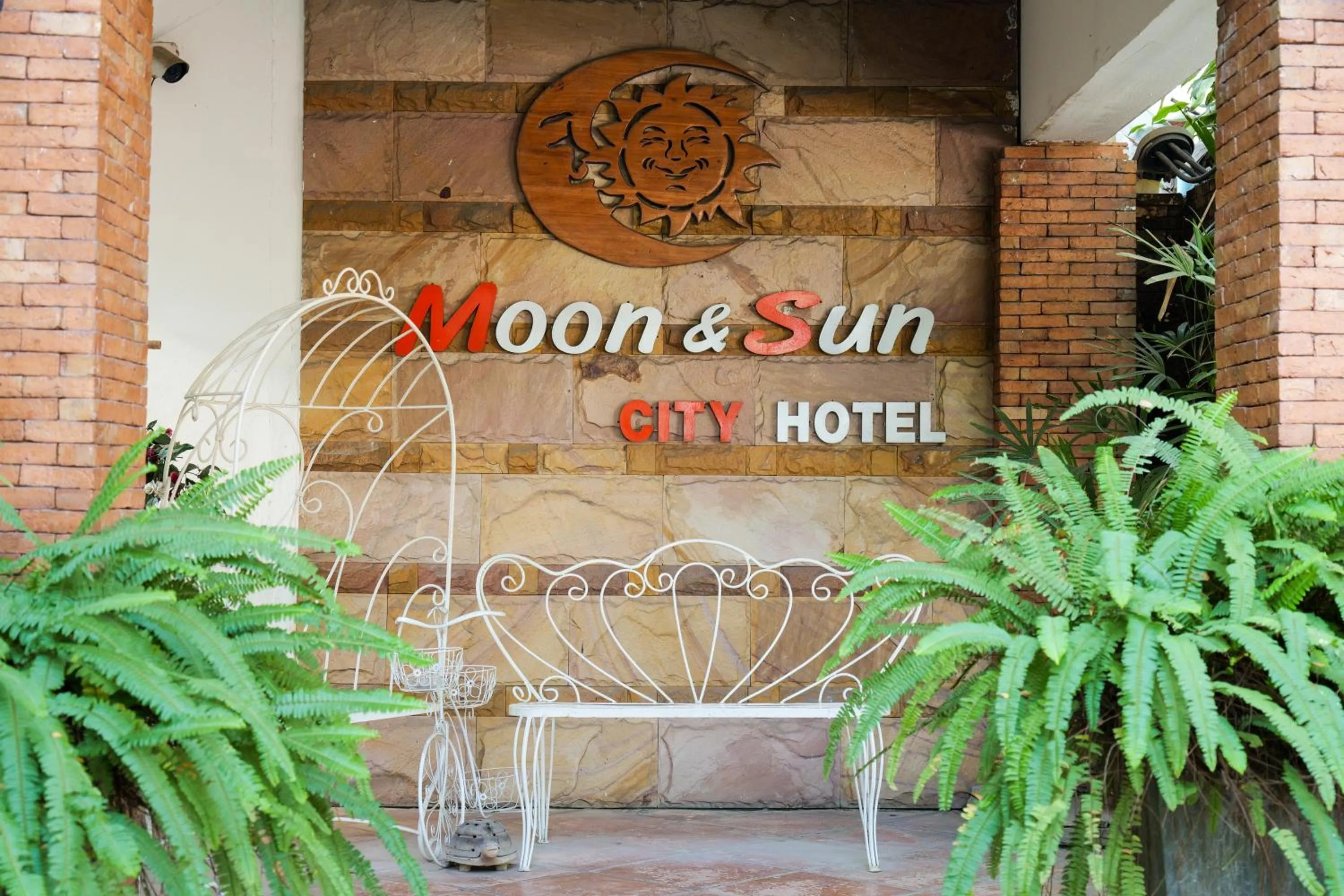 Day in โรงแรมมูนแอนด์ซัน Moon and Sun Hotel
