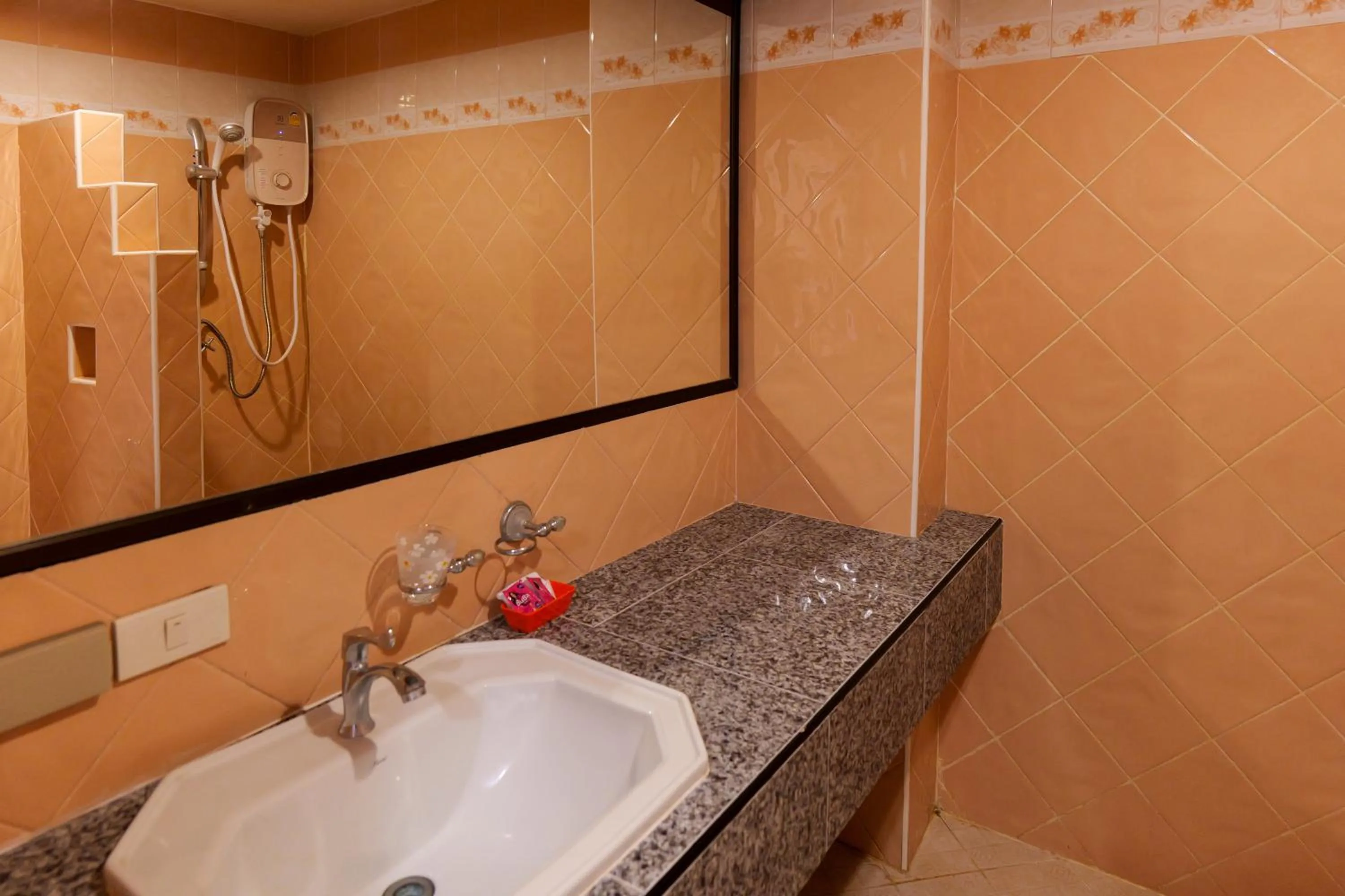 Shower in โรงแรมมูนแอนด์ซัน Moon and Sun Hotel