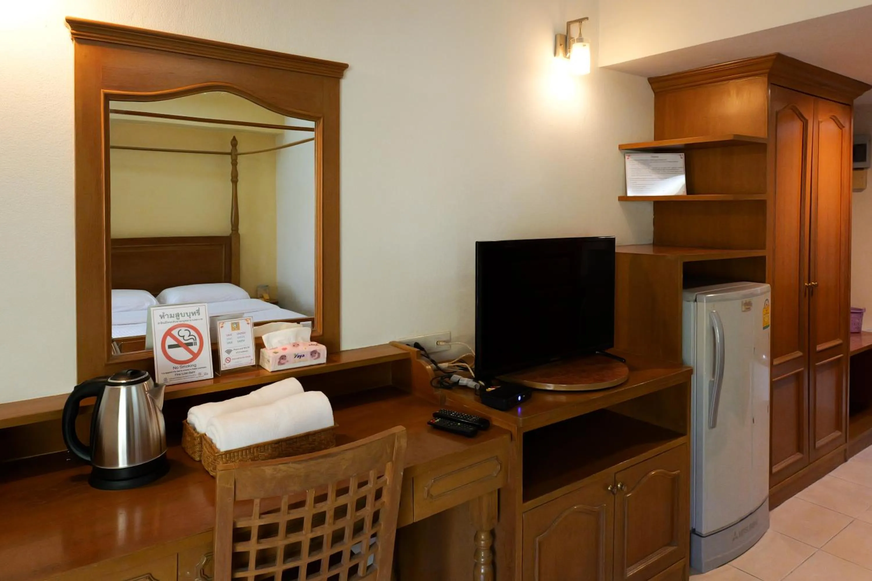 TV and multimedia, Bed in โรงแรมมูนแอนด์ซัน Moon and Sun Hotel