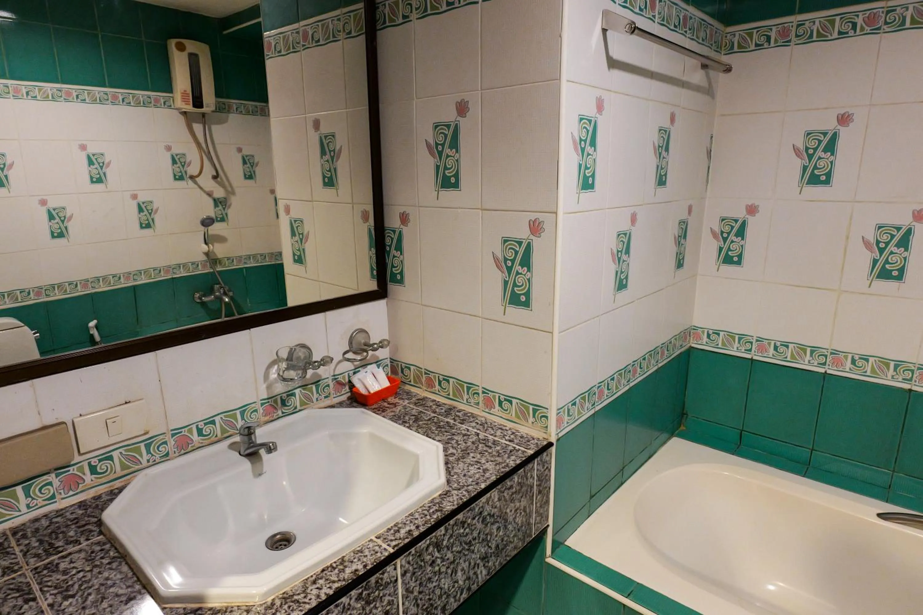 Shower in โรงแรมมูนแอนด์ซัน Moon and Sun Hotel