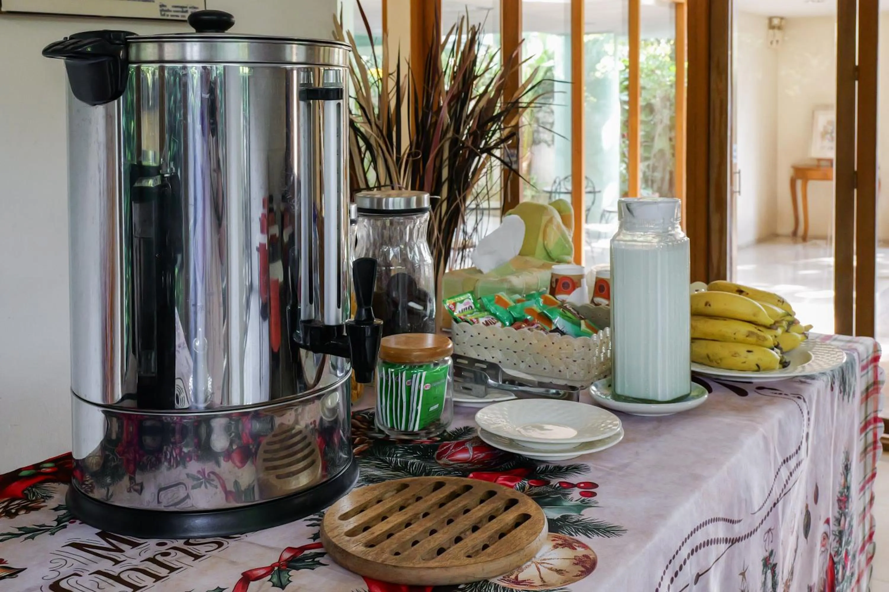 Food and drinks in โรงแรมมูนแอนด์ซัน Moon and Sun Hotel