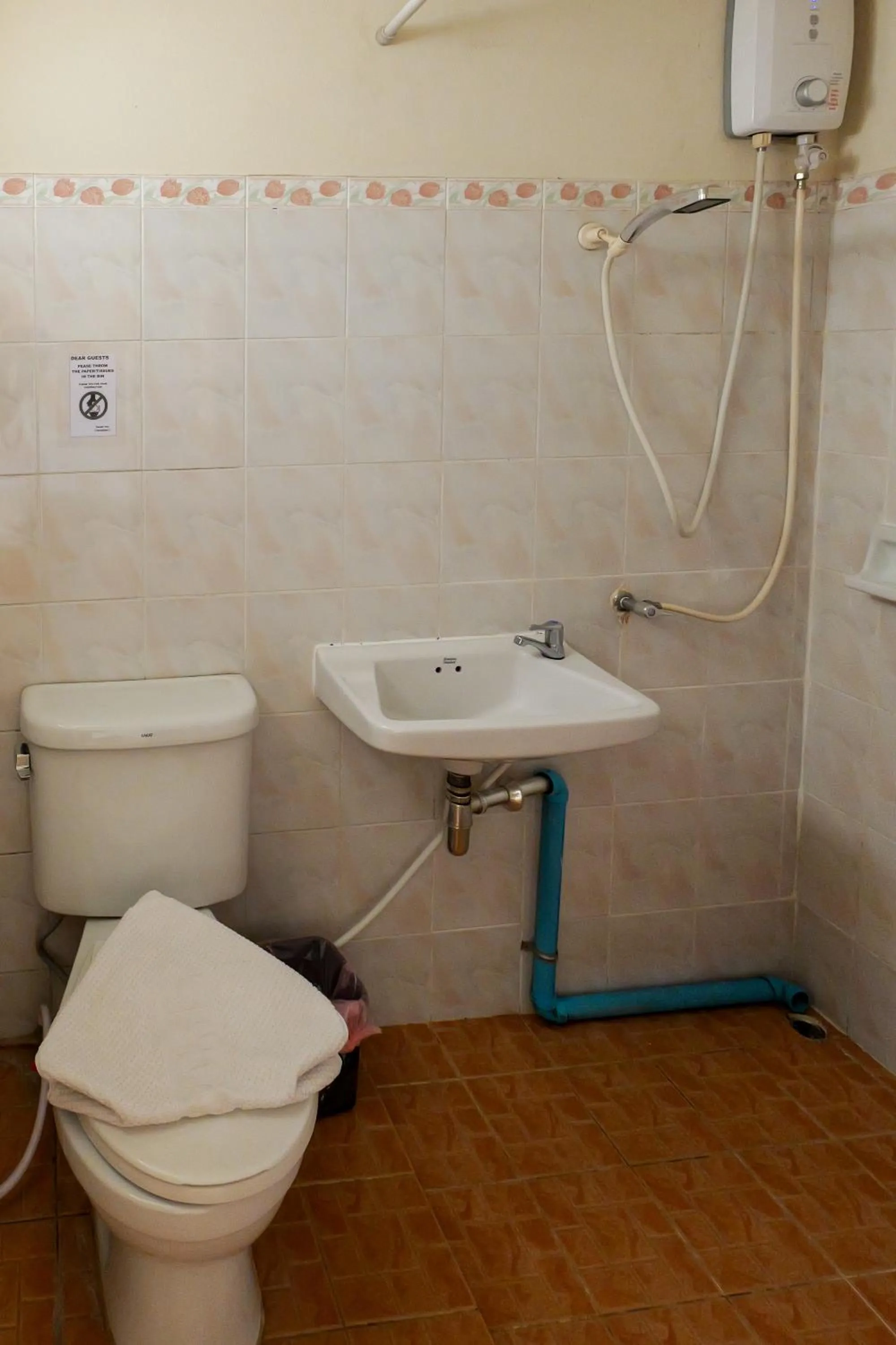 Shower in โรงแรมมูนแอนด์ซัน Moon and Sun Hotel