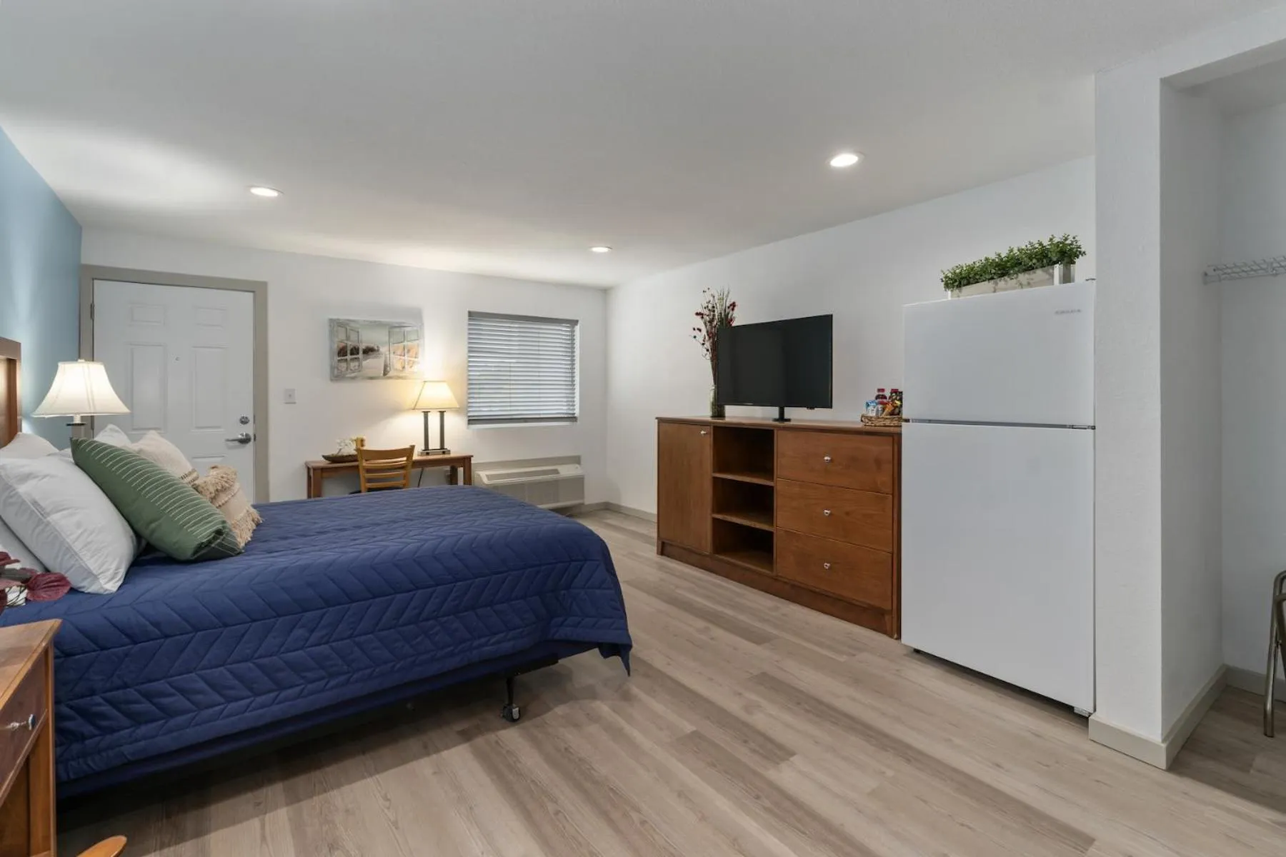 Bed in Extended Stay Gun Barrel City