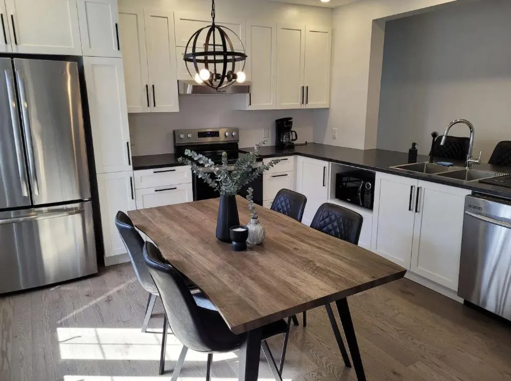 Free Parking, Beautiful 4 1/2-2 BR apartment