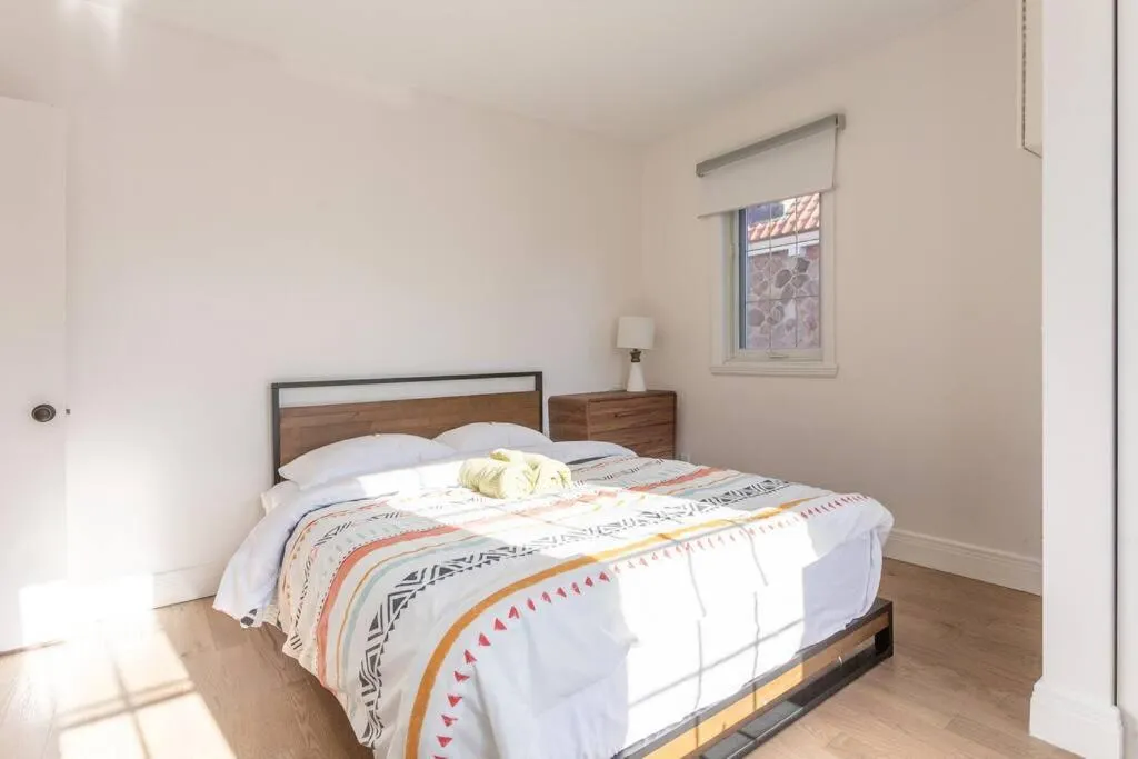 Bed in Free Parking, Beautiful 4 1/2-2 BR apartment