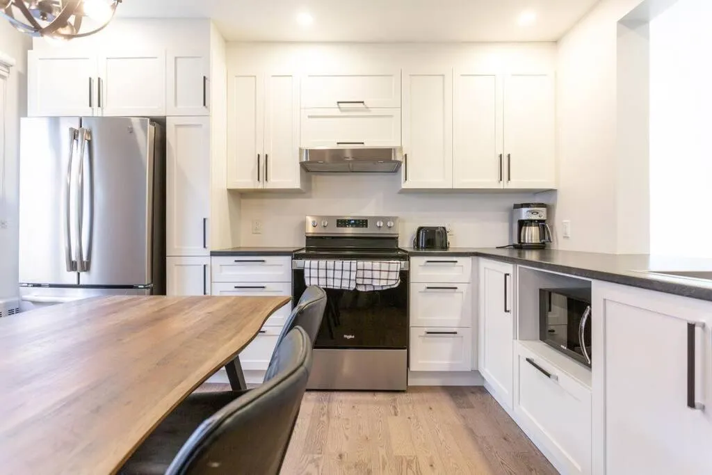 Free Parking, Beautiful 4 1/2-2 BR apartment