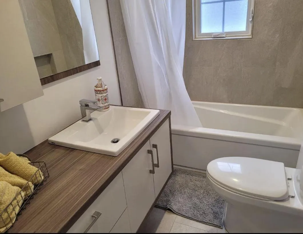 Bathroom in Free Parking, Beautiful 4 1/2-2 BR apartment