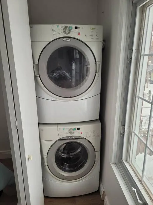 Free Parking, Beautiful 4 1/2-2 BR apartment