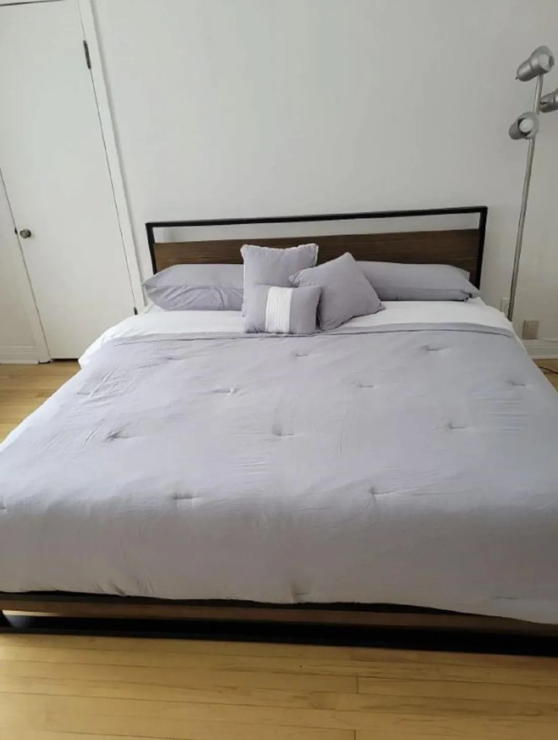 Bed in Free Parking, Beautiful 4 1/2-2 BR apartment