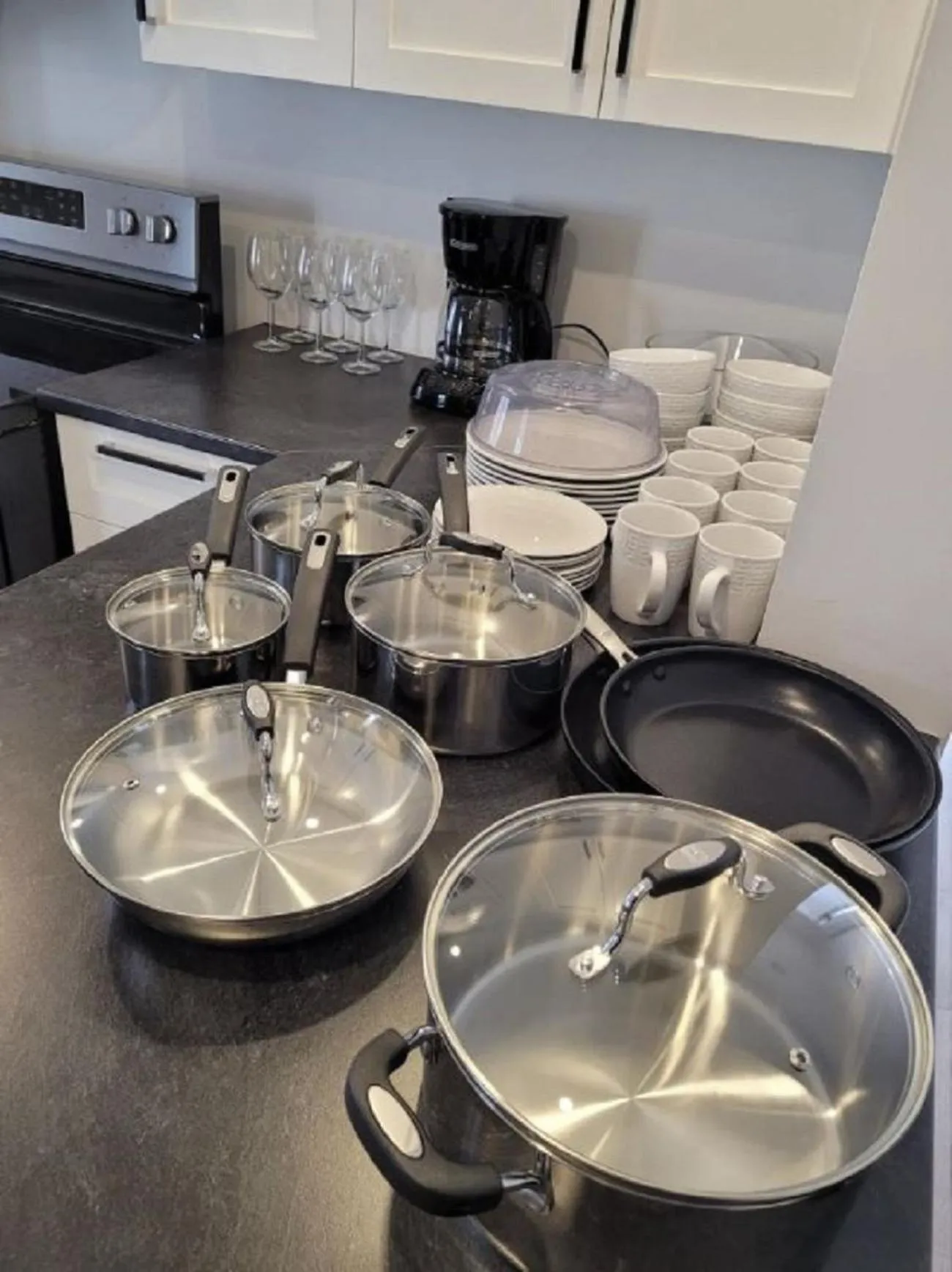 Free Parking, Beautiful 4 1/2-2 BR apartment