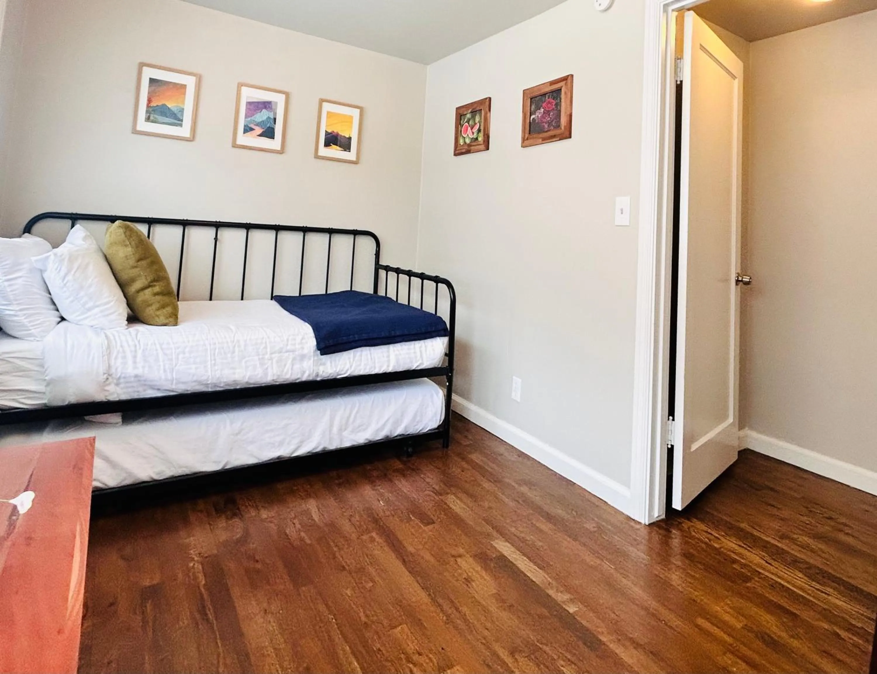 Other, Bed in Celebration Chalet! Quant, cozy, a few blocks from BSU and close to downtown Boise, Fireplace, 4 beds, and seating for 6 Pets Welcome!