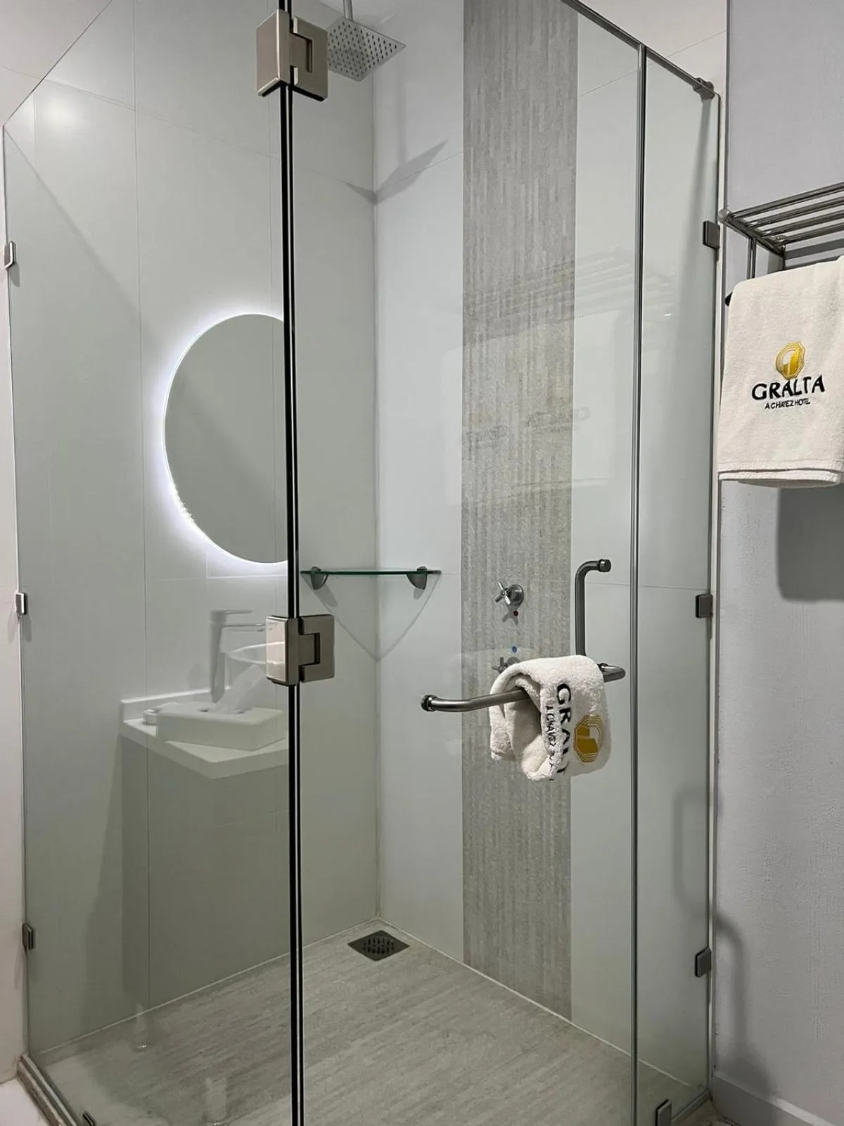 Shower in Hotel GRALTA