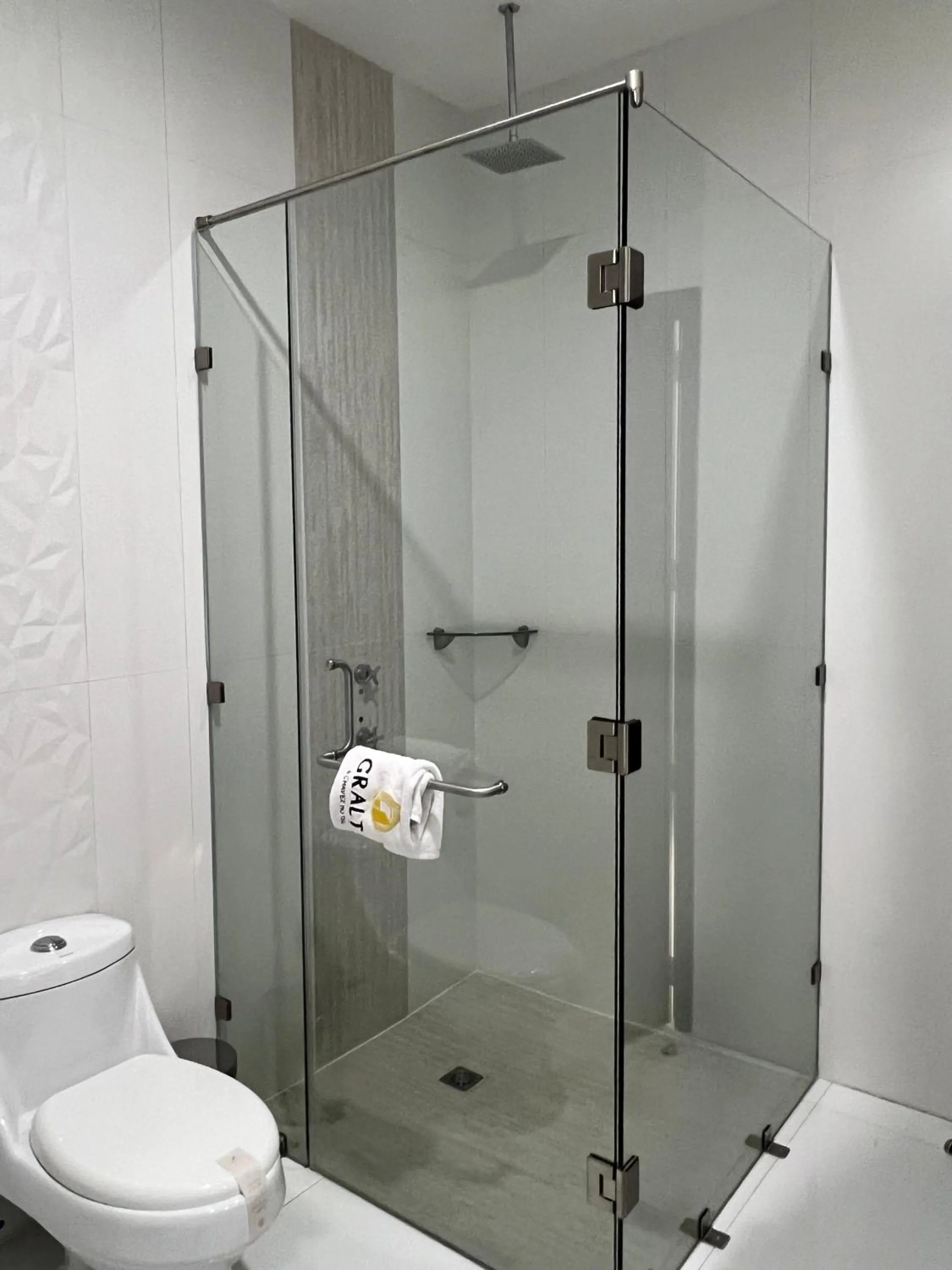 Shower in Hotel GRALTA