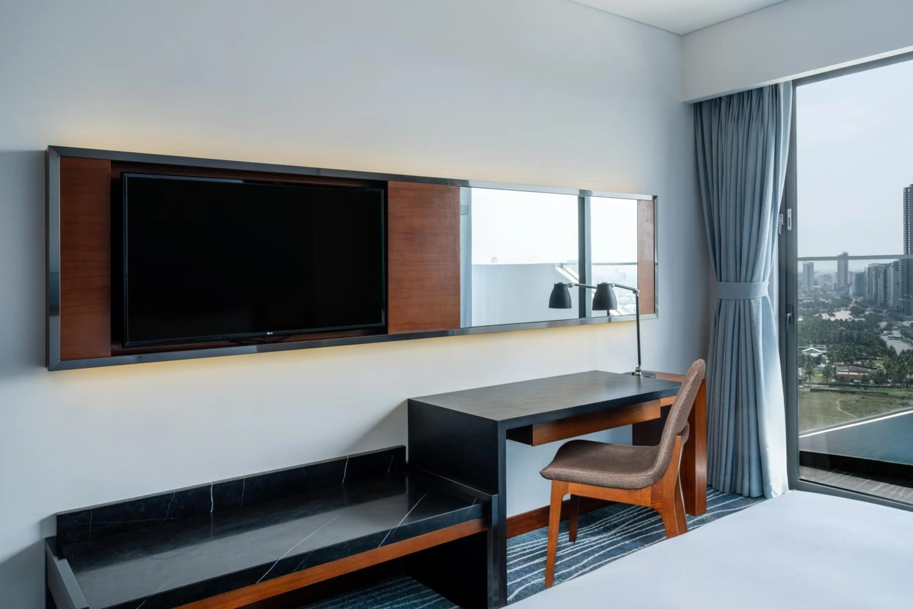 TV and multimedia, Bed in Hilton Garden Inn Da Nang