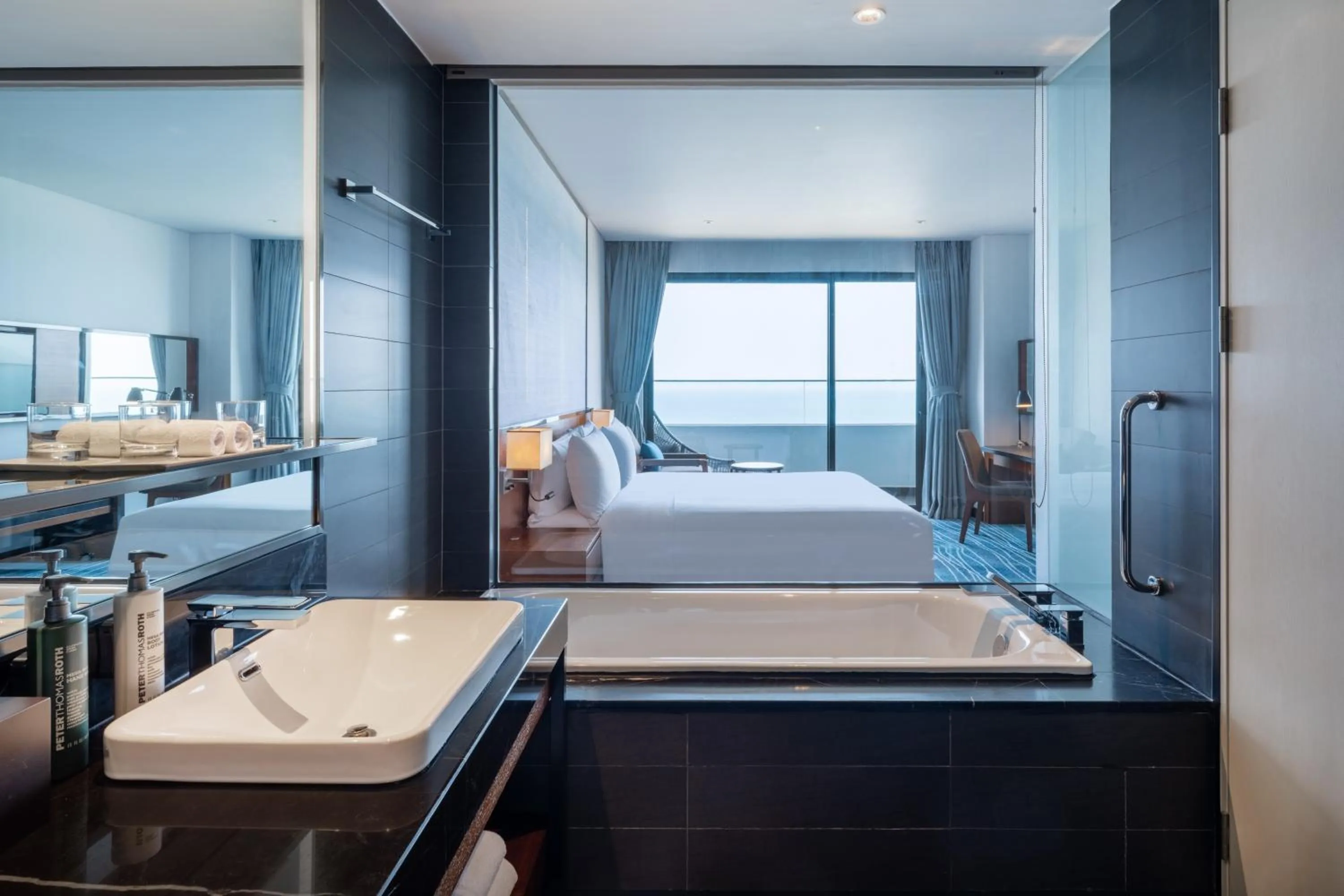 Bathroom, Bed in Hilton Garden Inn Da Nang
