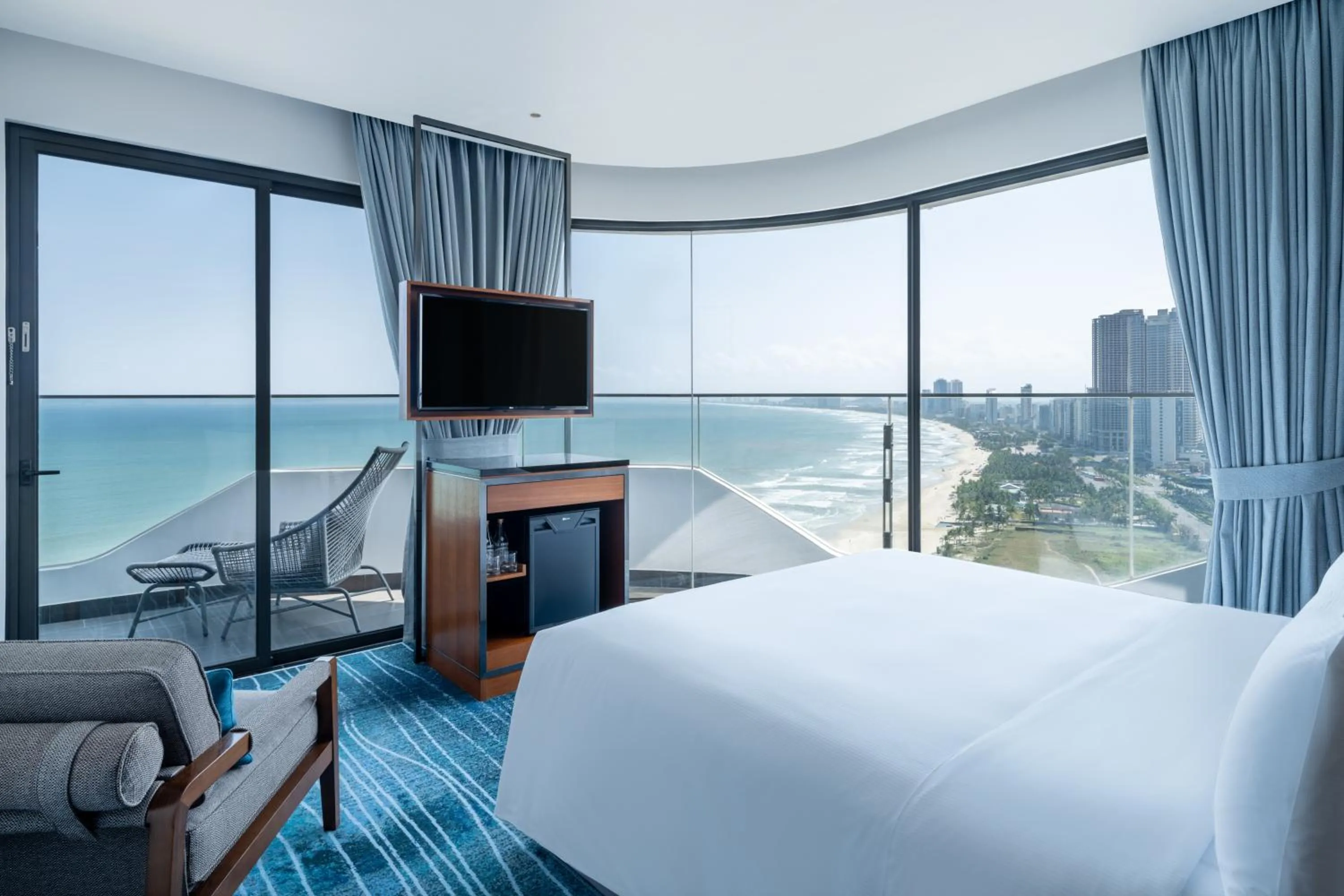 Natural landscape, Bed in Hilton Garden Inn Da Nang