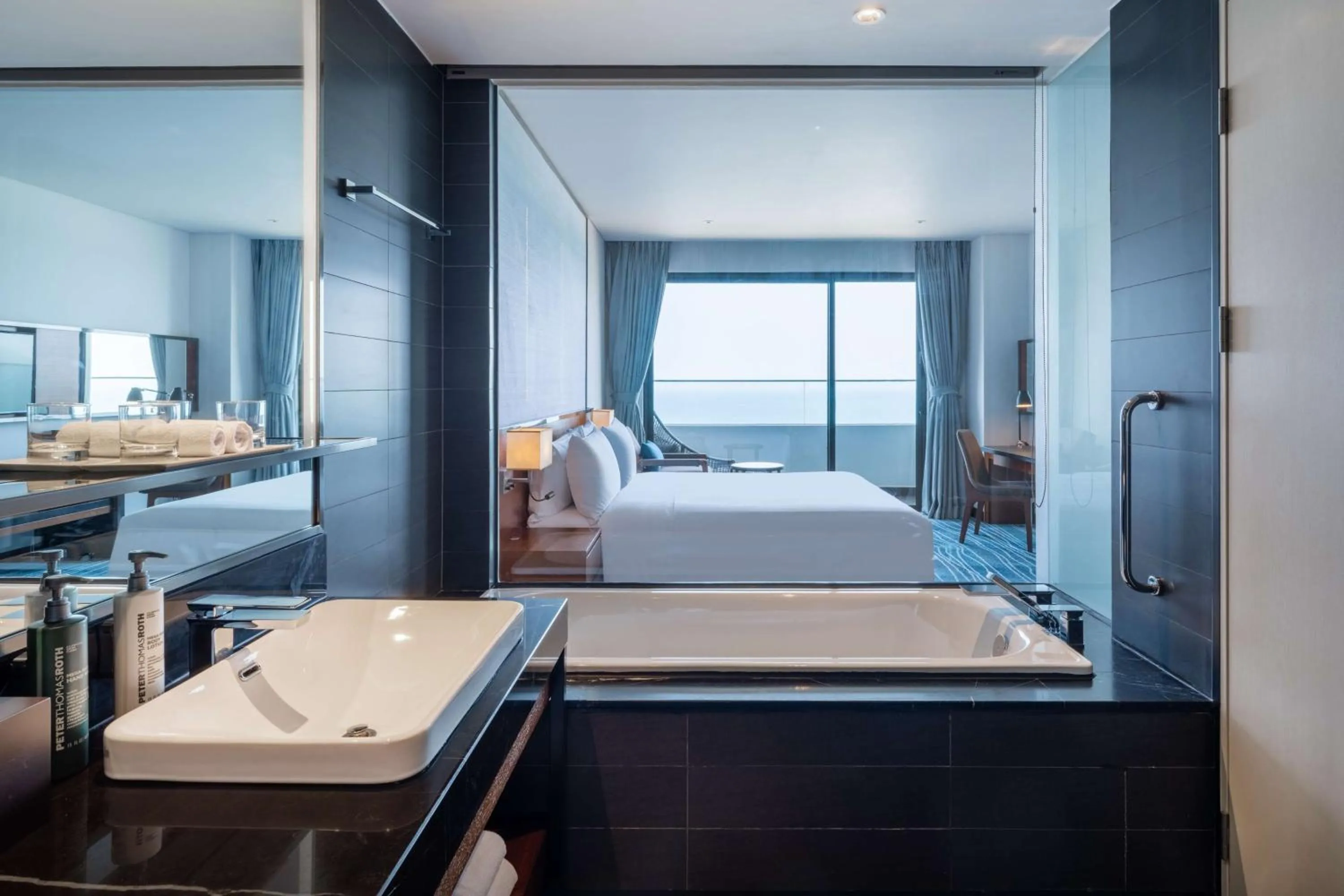 Bathroom, Bed in Hilton Garden Inn Da Nang