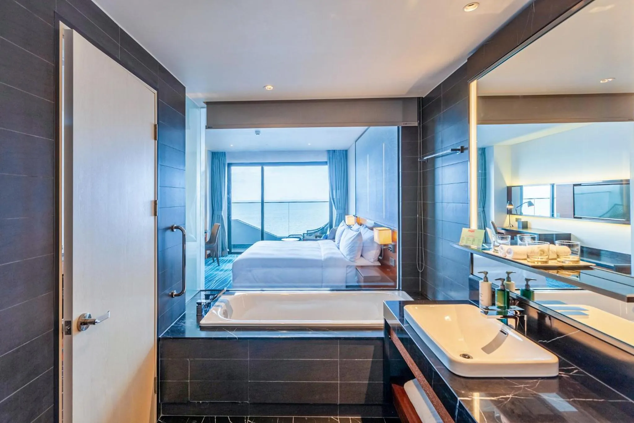 Bathroom, Bed in Hilton Garden Inn Da Nang