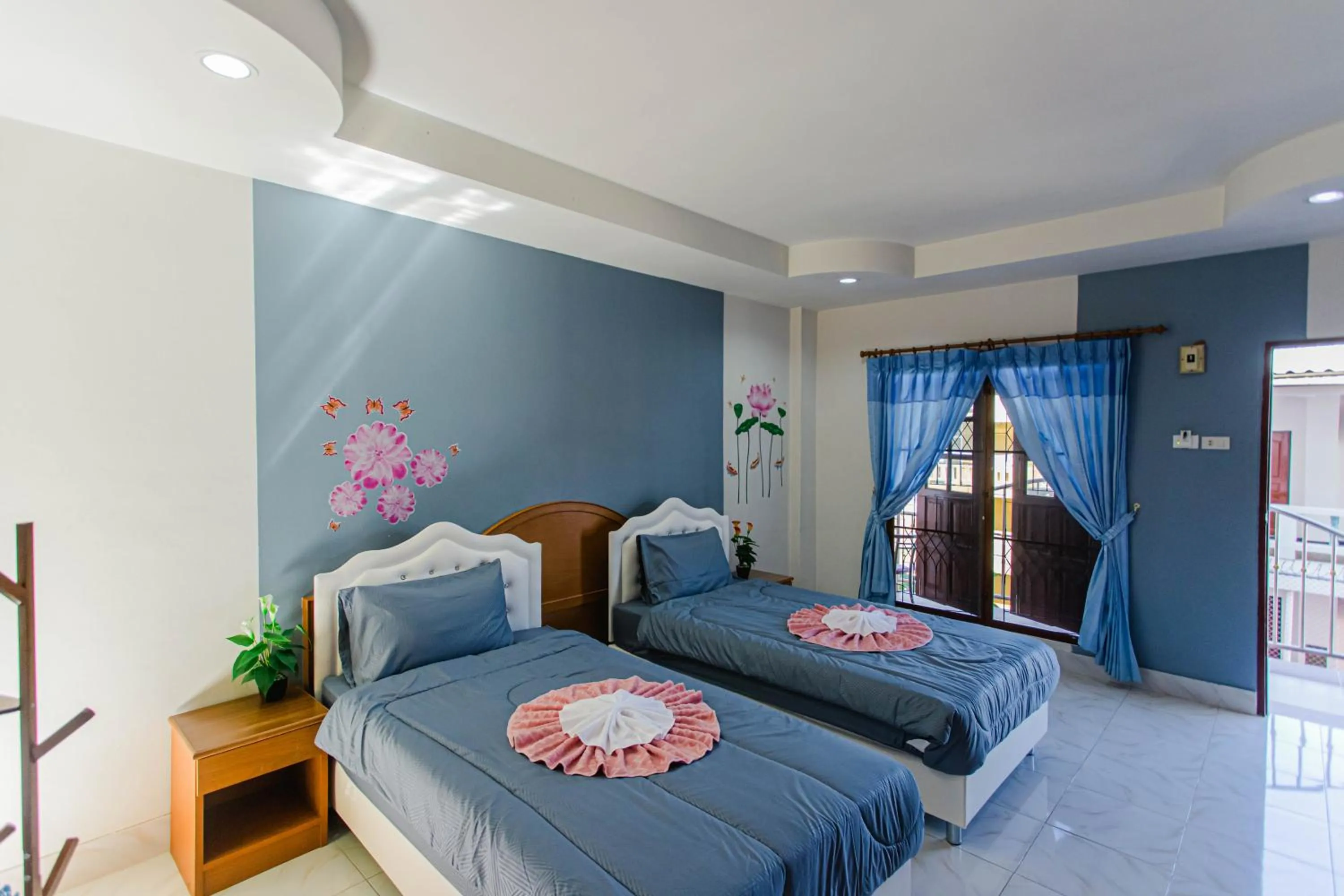 Twin Room with Private Bathroom in Pailin Hill Hotel