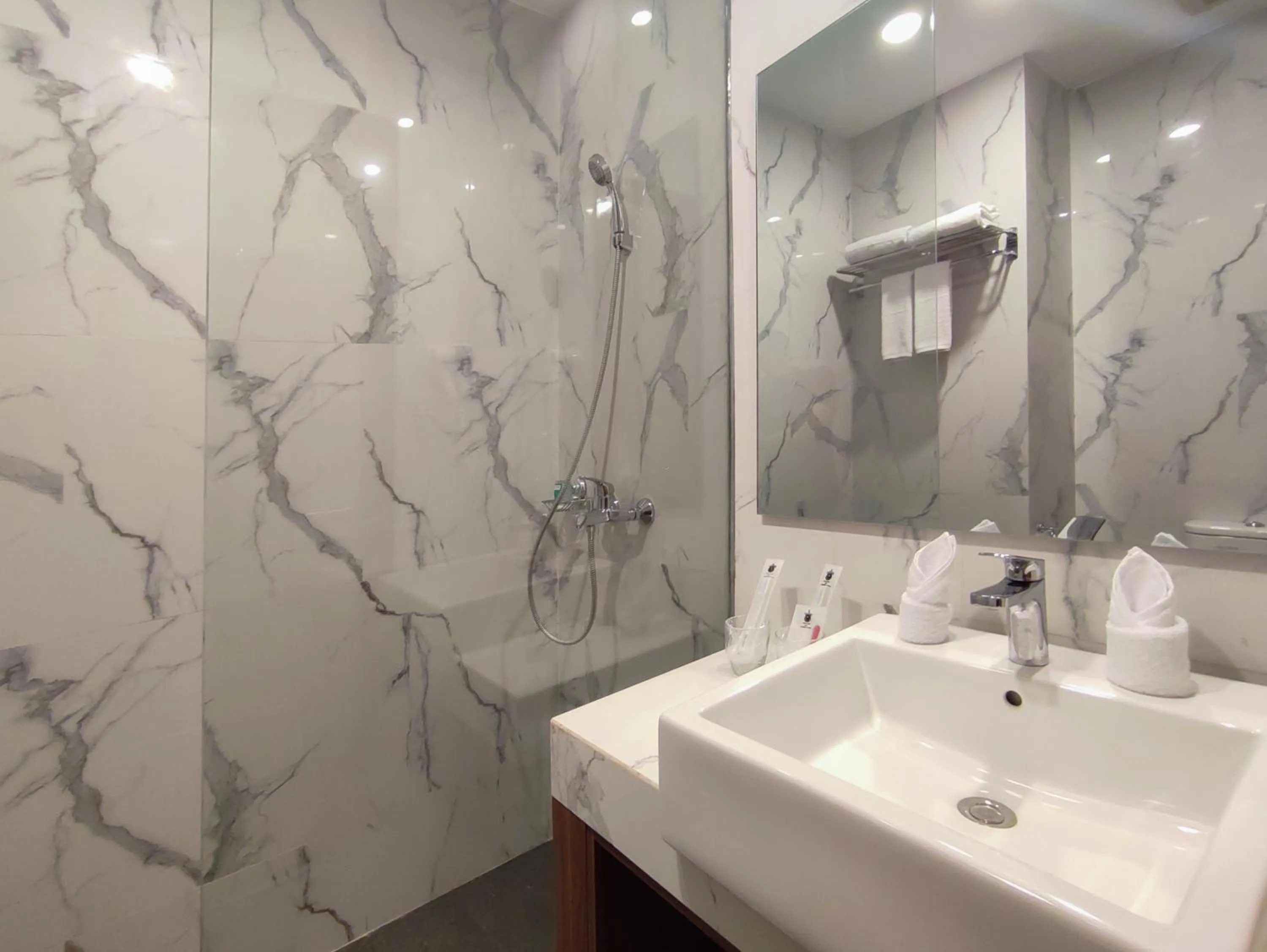 Bathroom in UNHAS HOTEL & CONVENTION