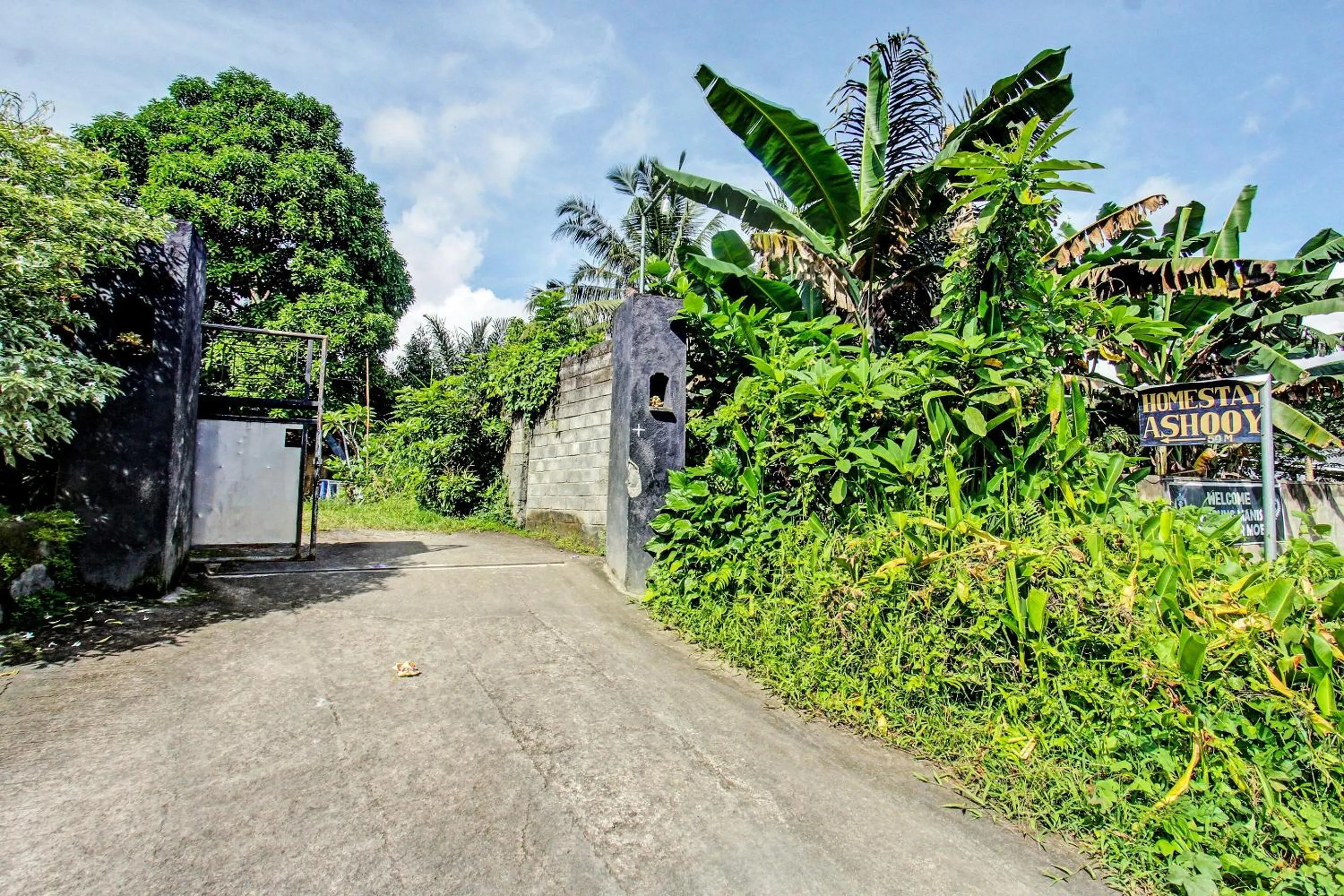 Facade/entrance in Hotel O Ashooy HomestayNearWisata Desa sedau