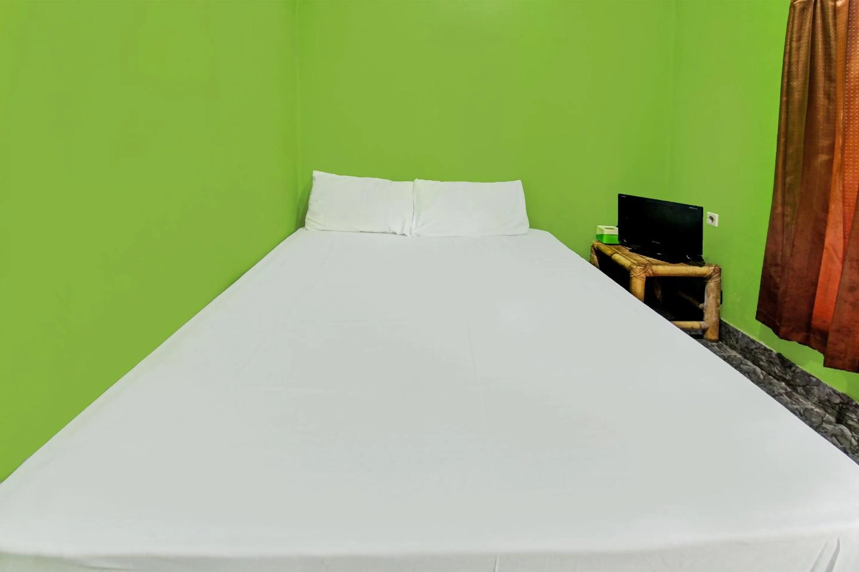 Bedroom, Bed in Hotel O Ashooy HomestayNearWisata Desa sedau