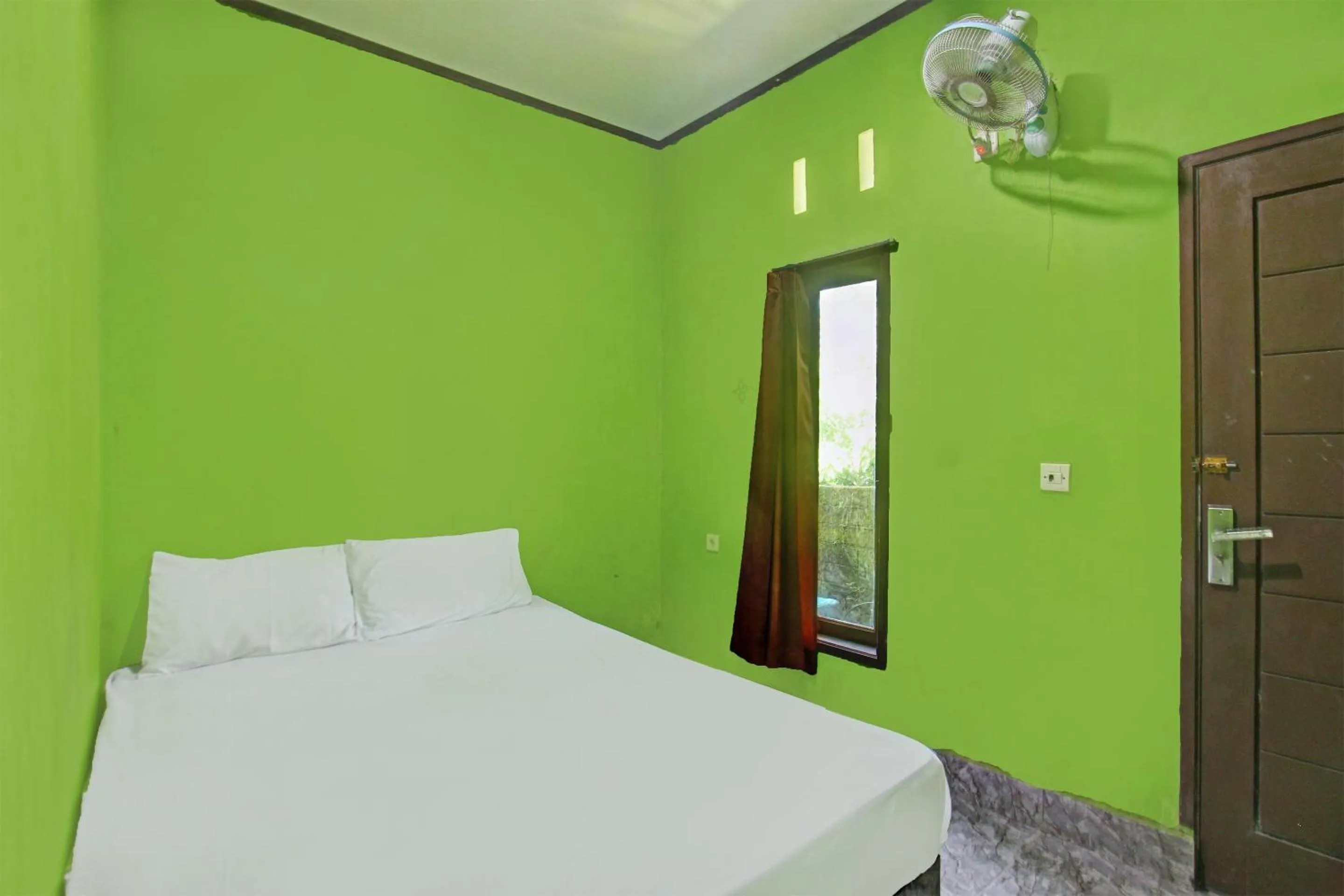 Bedroom, Bed in Hotel O Ashooy HomestayNearWisata Desa sedau