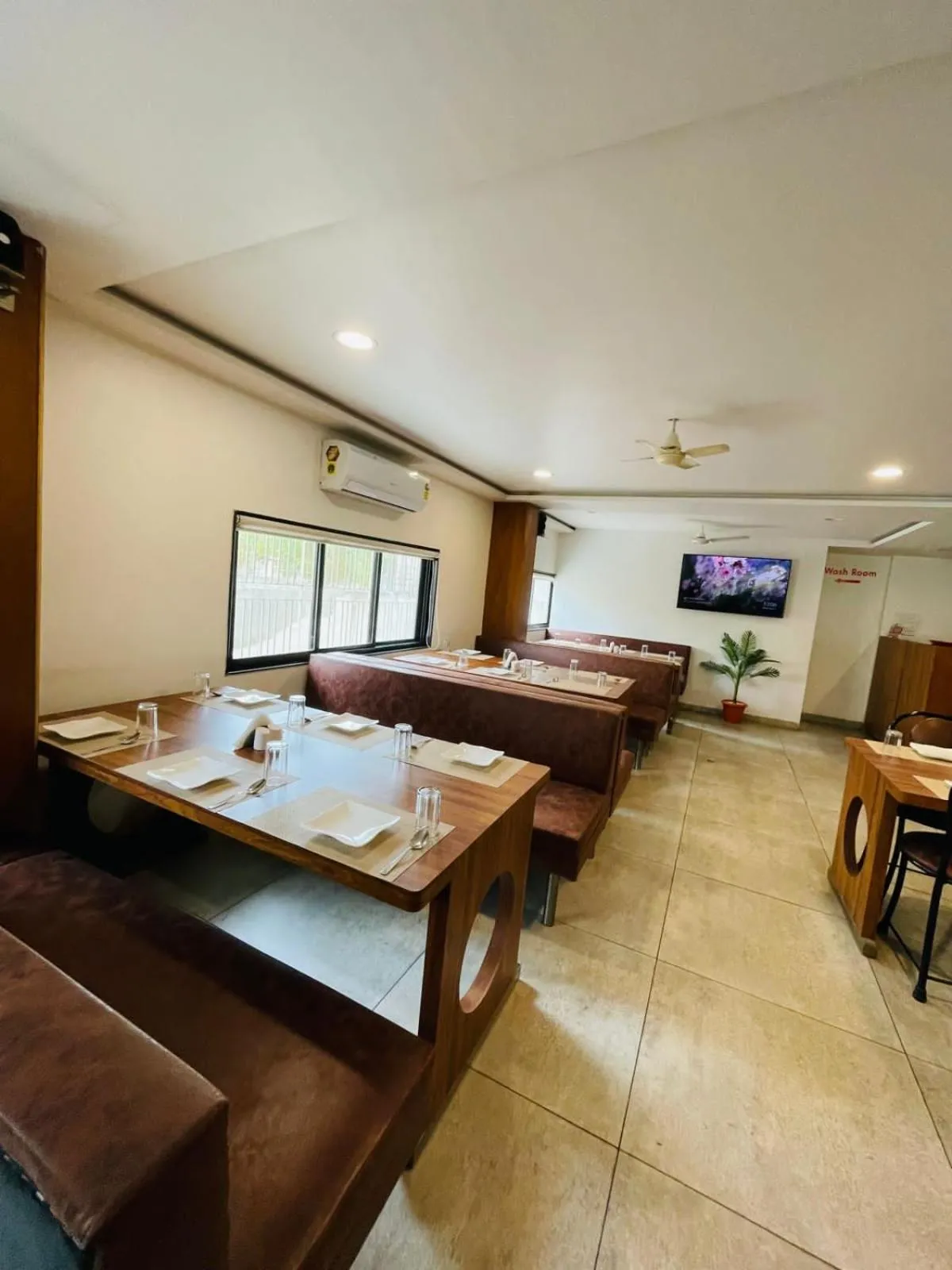 Restaurant/places to eat in Hotel Holiday Pride