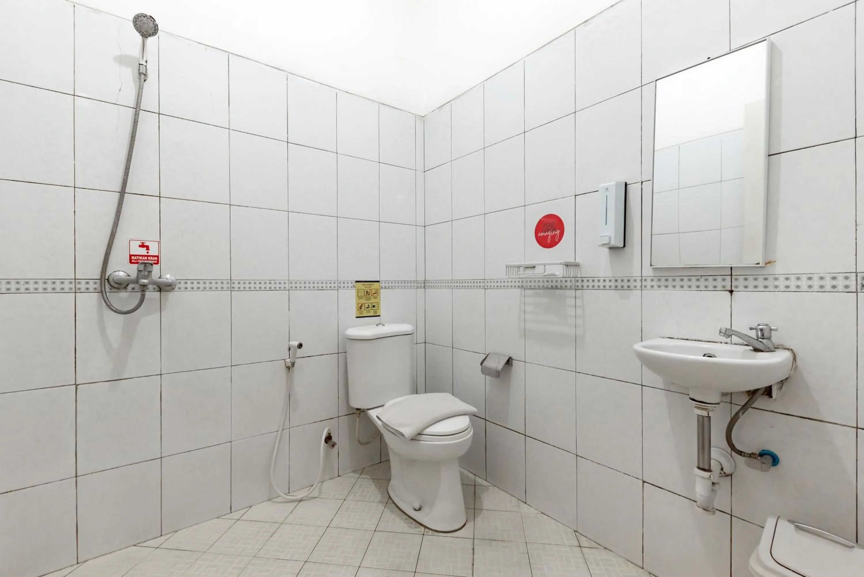 Bathroom in RedDoorz Plus near Universitas Maranatha Bandung 2