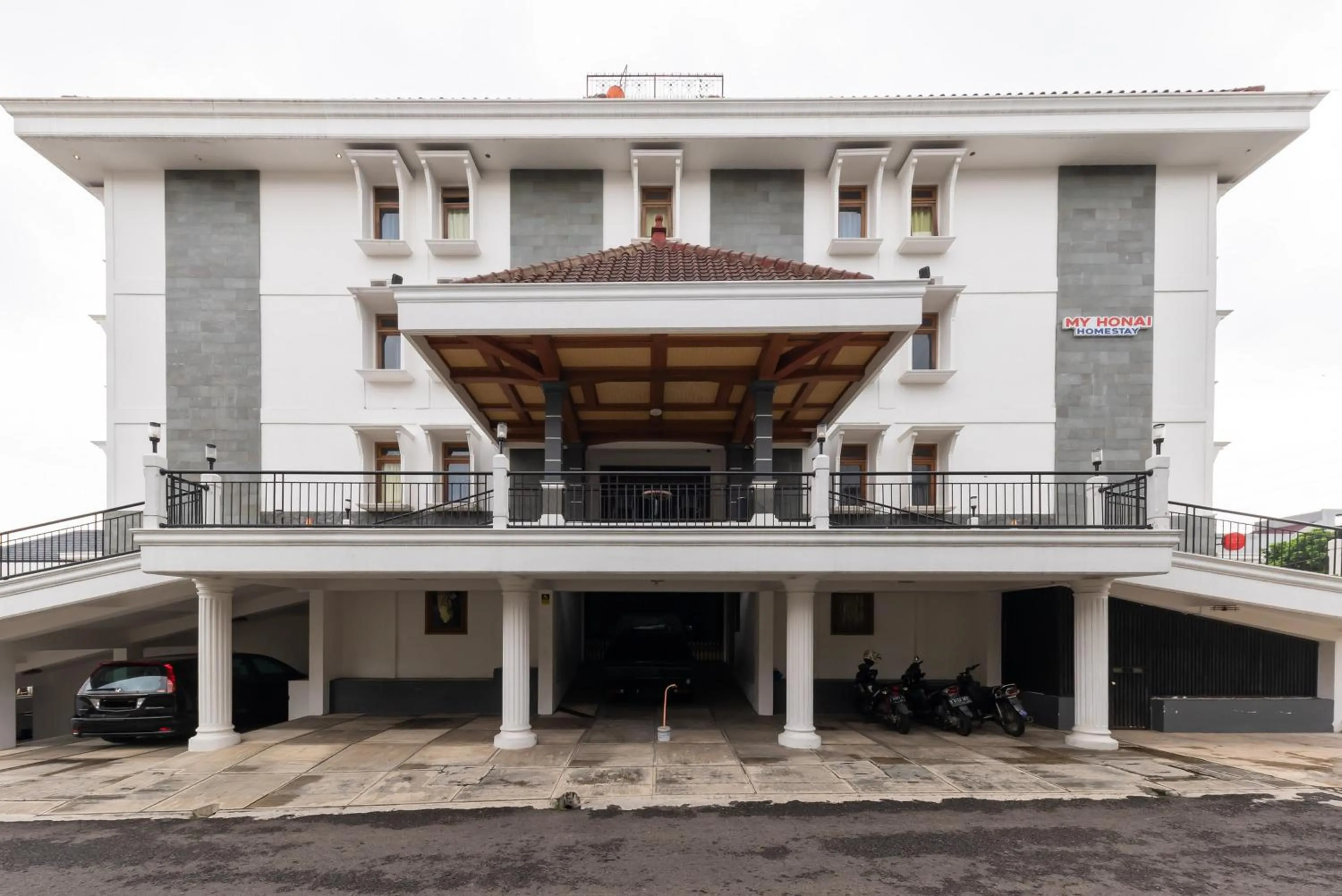 Facade/entrance in RedDoorz Plus near Universitas Maranatha Bandung 2