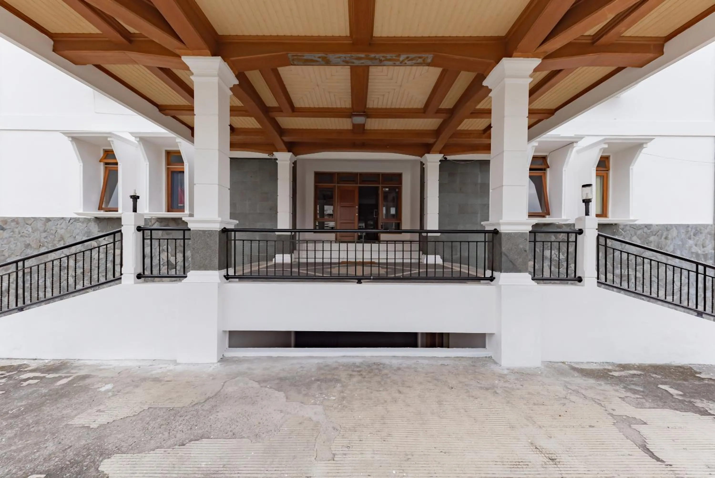 Facade/entrance in RedDoorz Plus near Universitas Maranatha Bandung 2