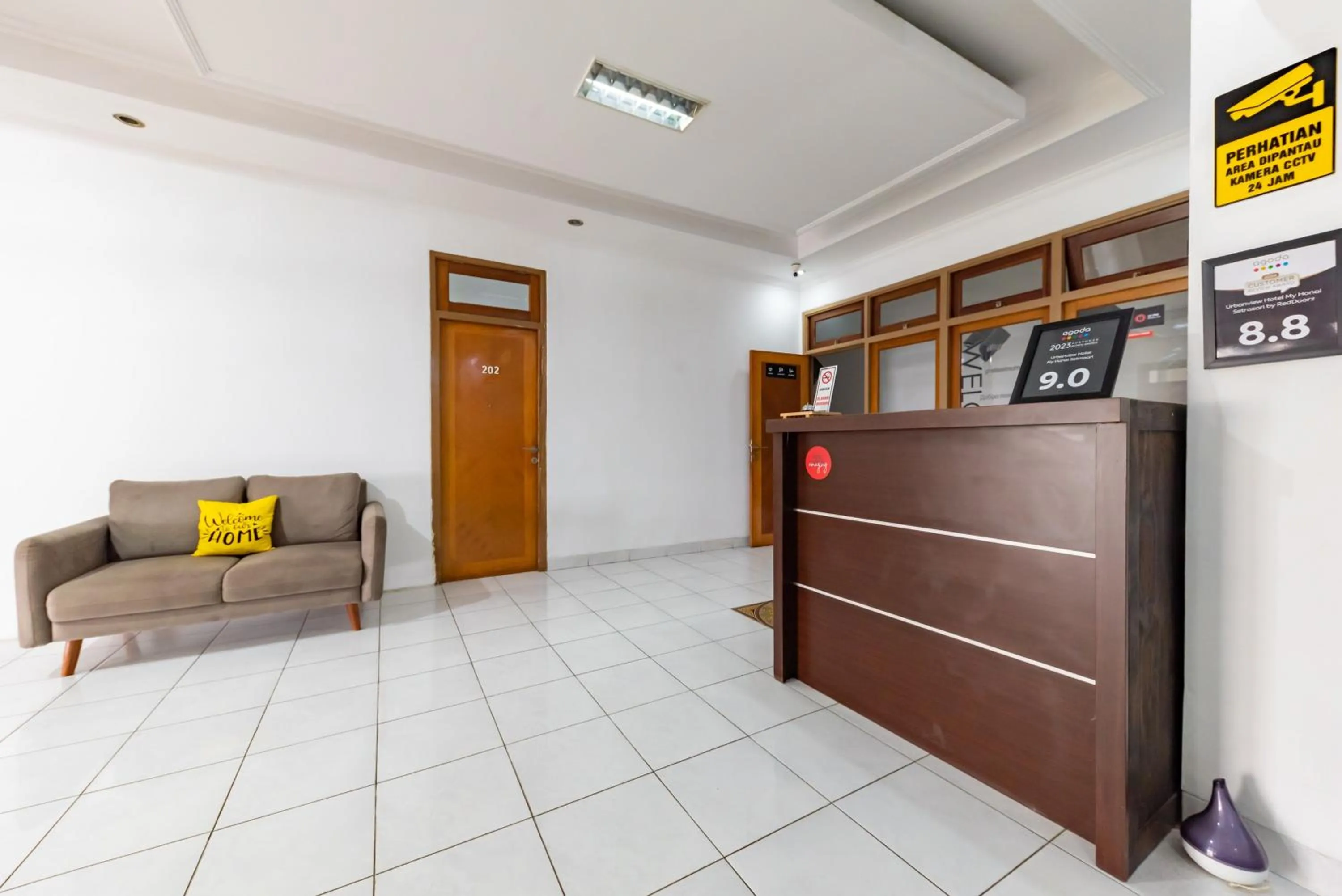 Seating area in RedDoorz Plus near Universitas Maranatha Bandung 2