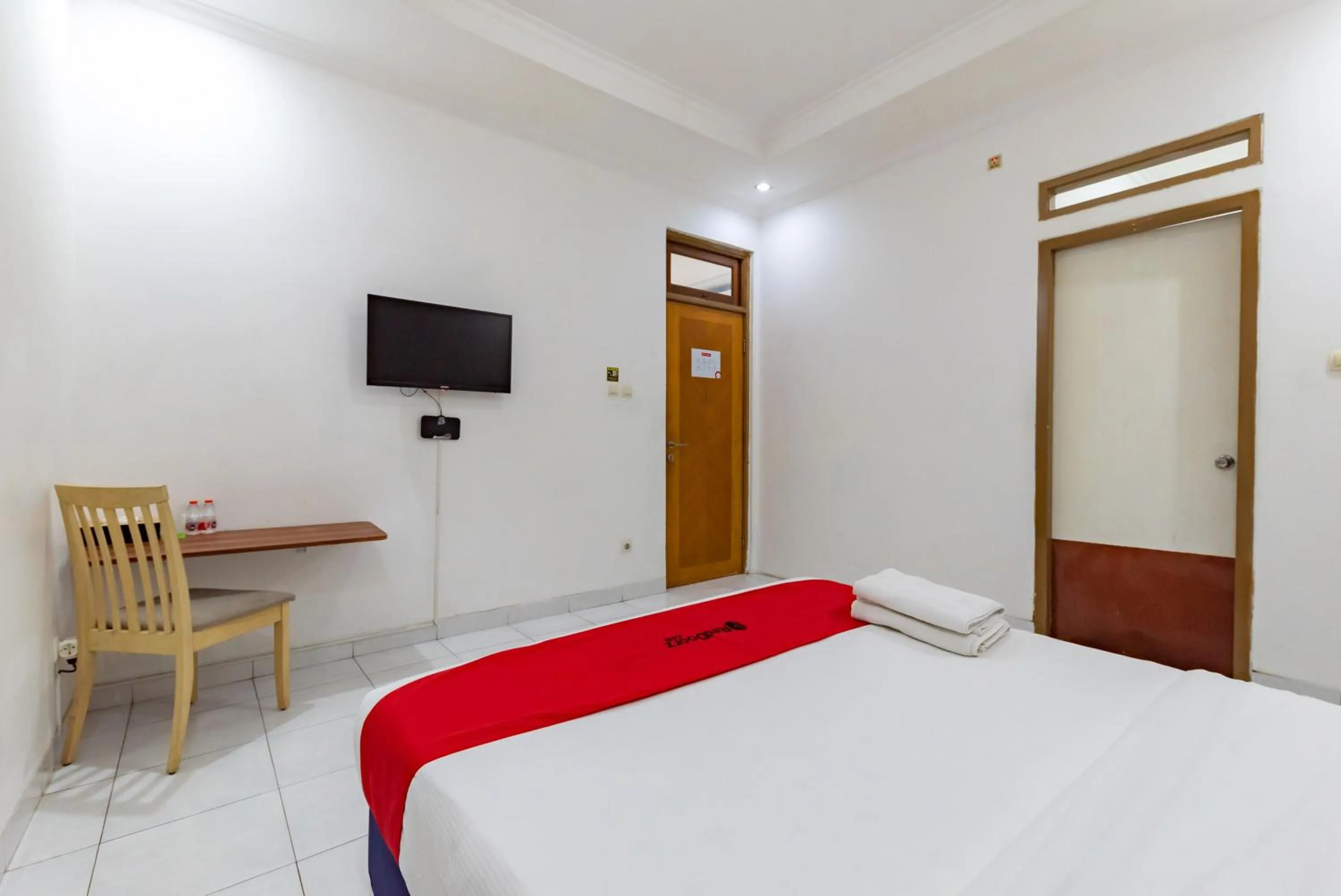 Bedroom, Bed in RedDoorz Plus near Universitas Maranatha Bandung 2