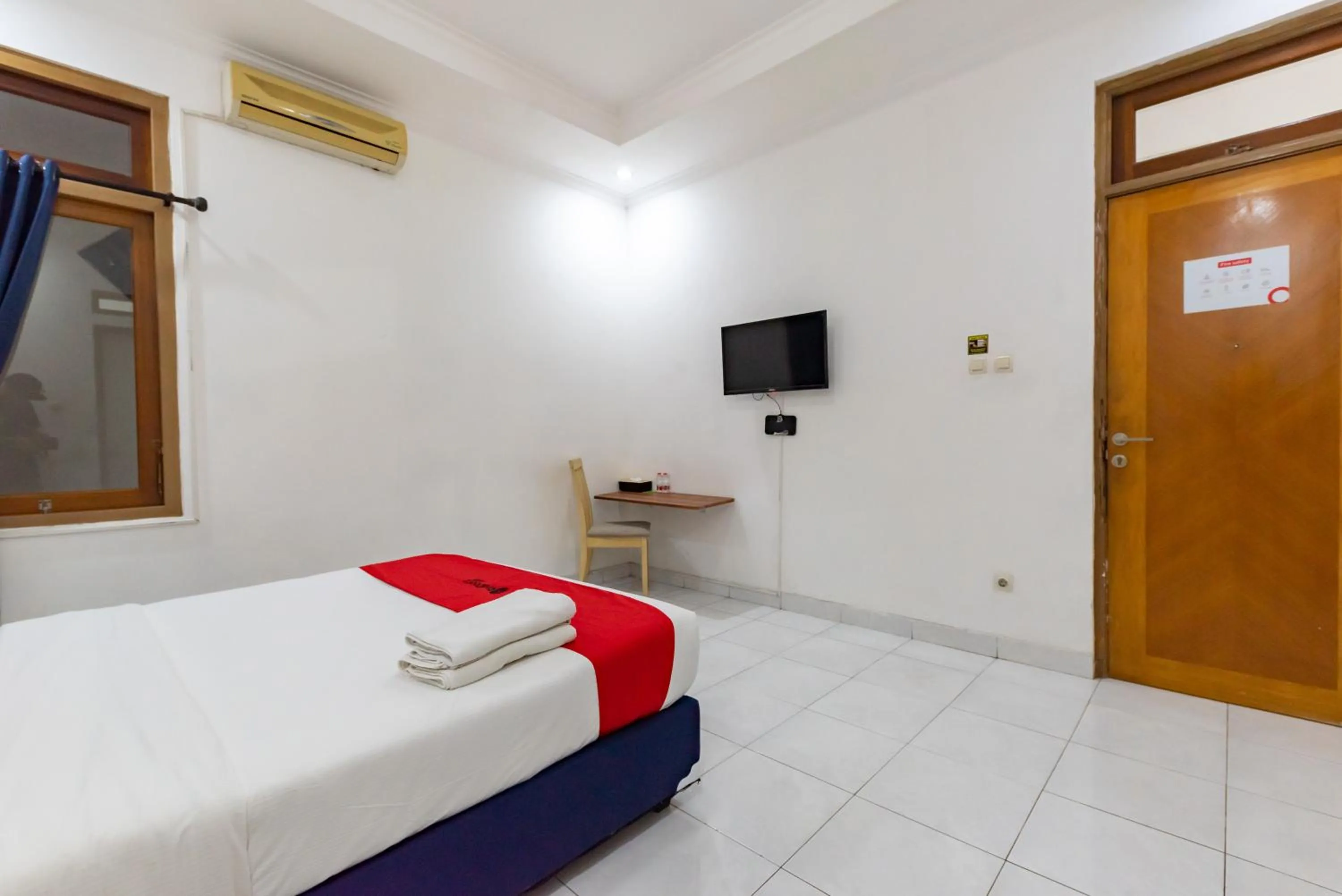 Bedroom, Bed in RedDoorz Plus near Universitas Maranatha Bandung 2