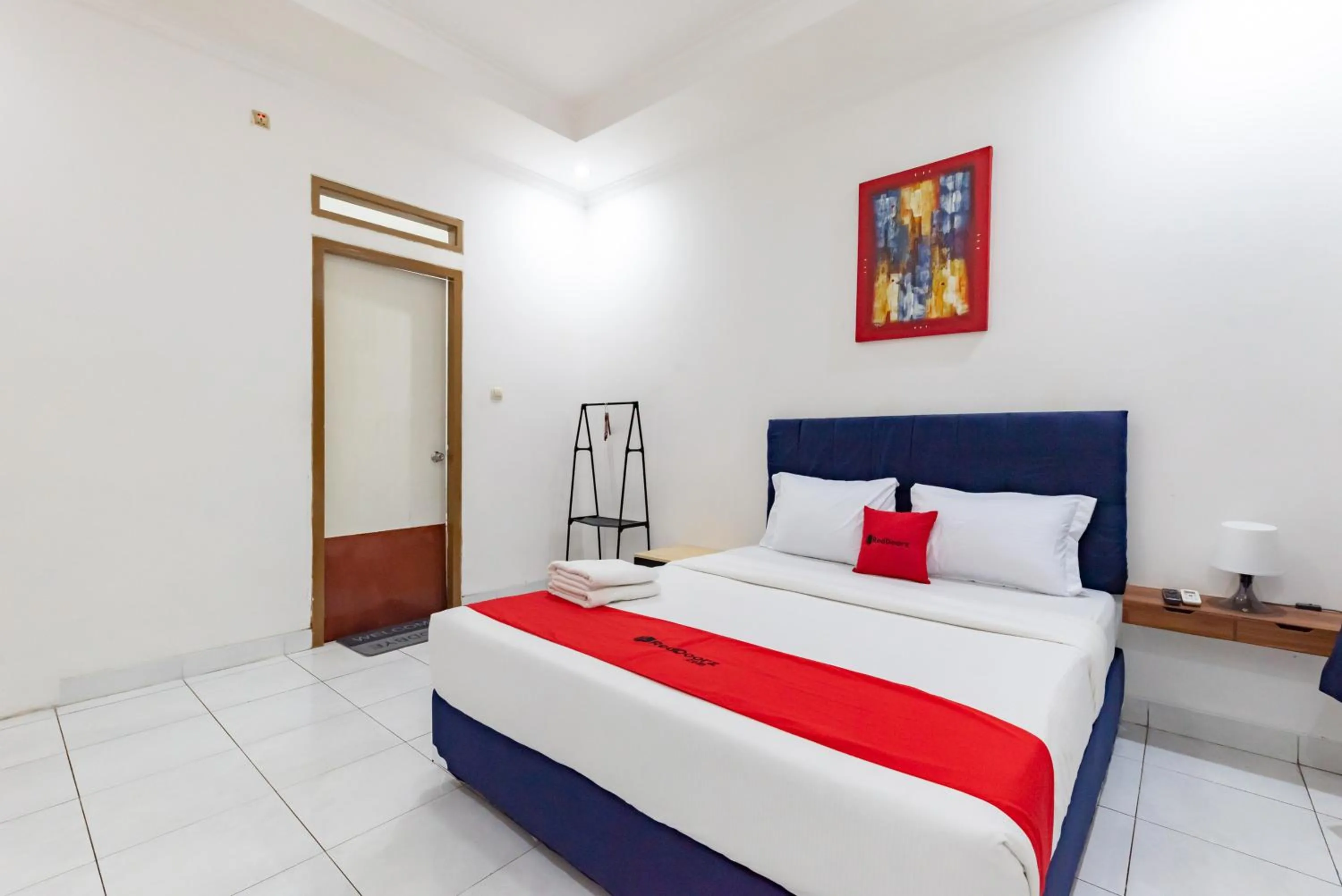 Bedroom, Bed in RedDoorz Plus near Universitas Maranatha Bandung 2