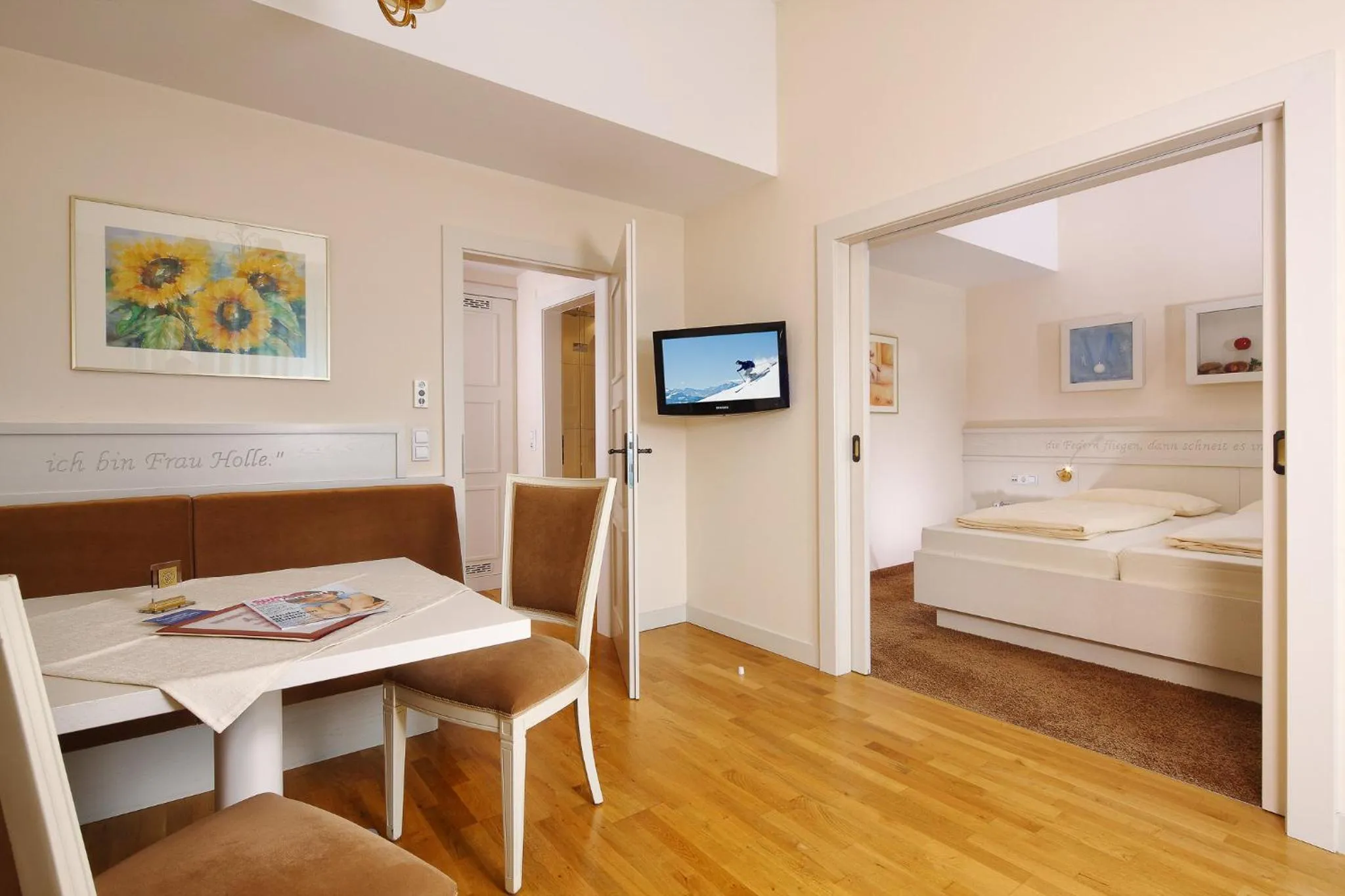 Living room, Bed in Das Hopfgarten Aparthotel