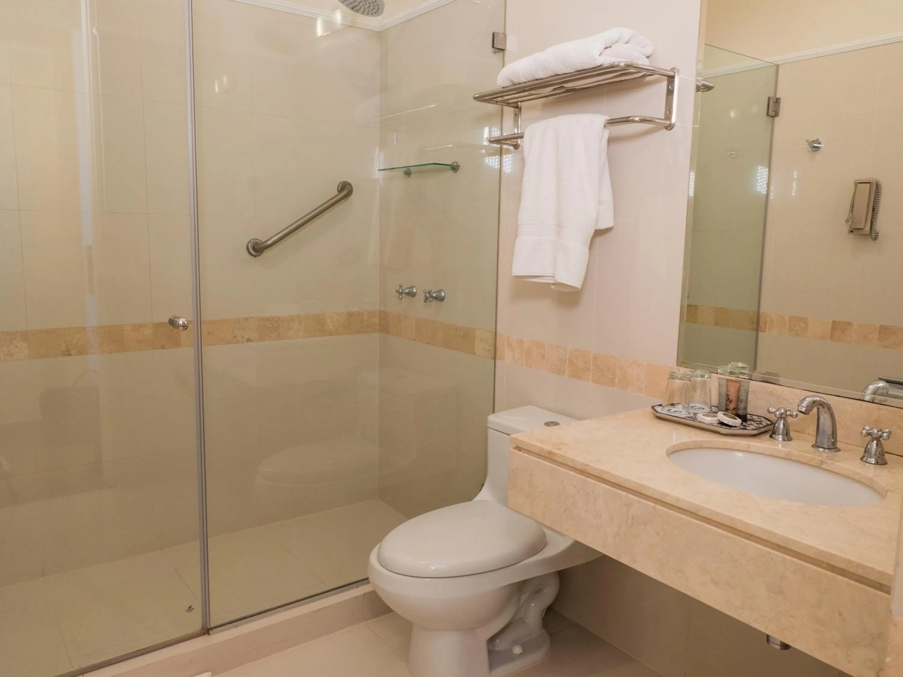 Toilet in LP Los Portales Hotel Piura