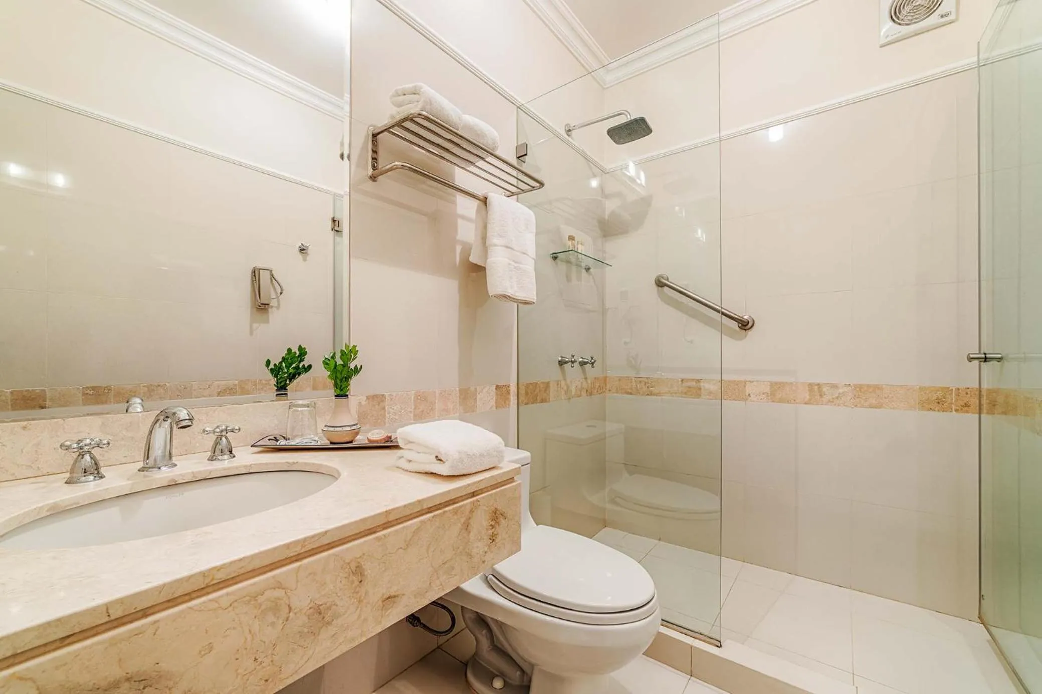 Bathroom in LP Los Portales Hotel Piura