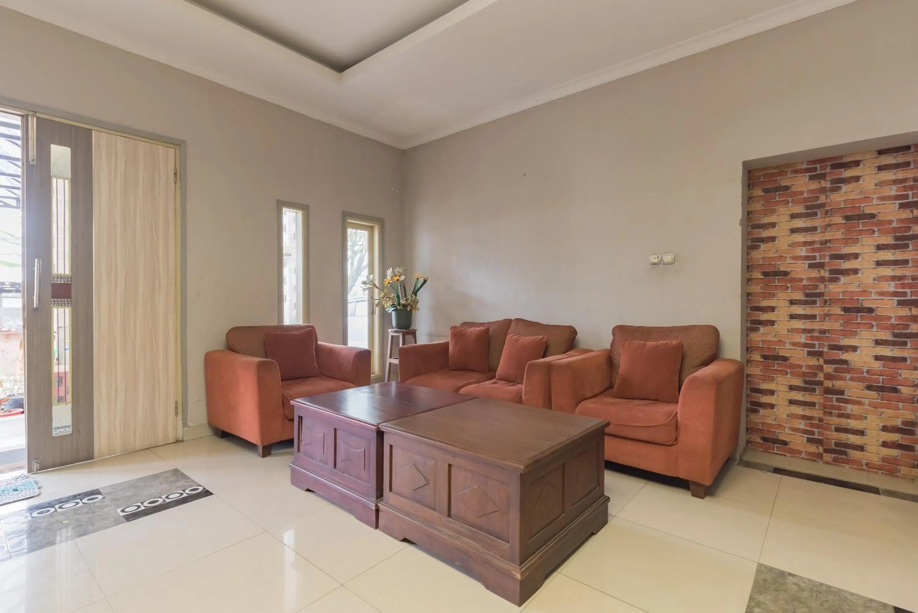 Seating area in Urbanview Hotel Anggrek Puncak by RedDoorz