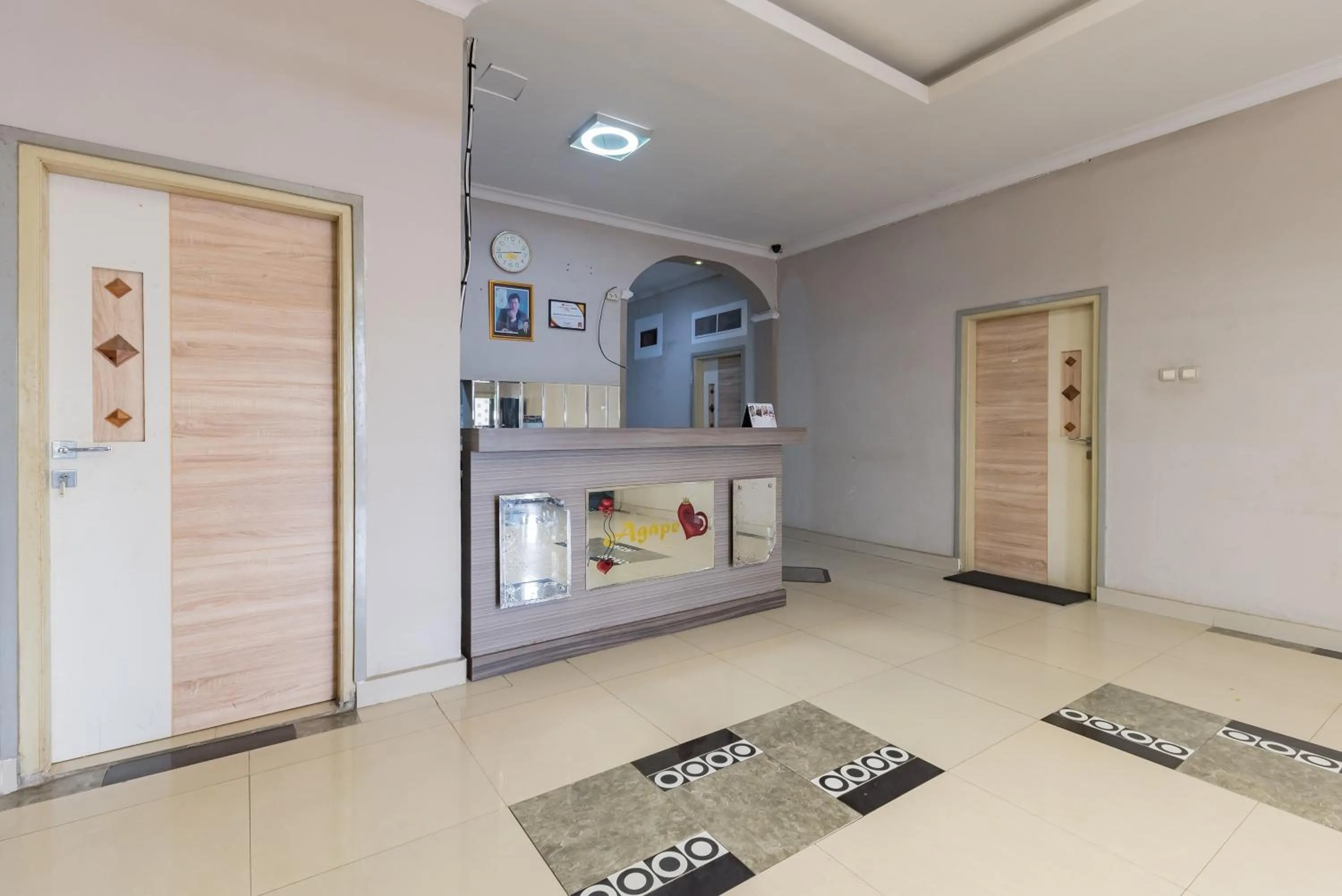 Lobby or reception in Urbanview Hotel Anggrek Puncak by RedDoorz