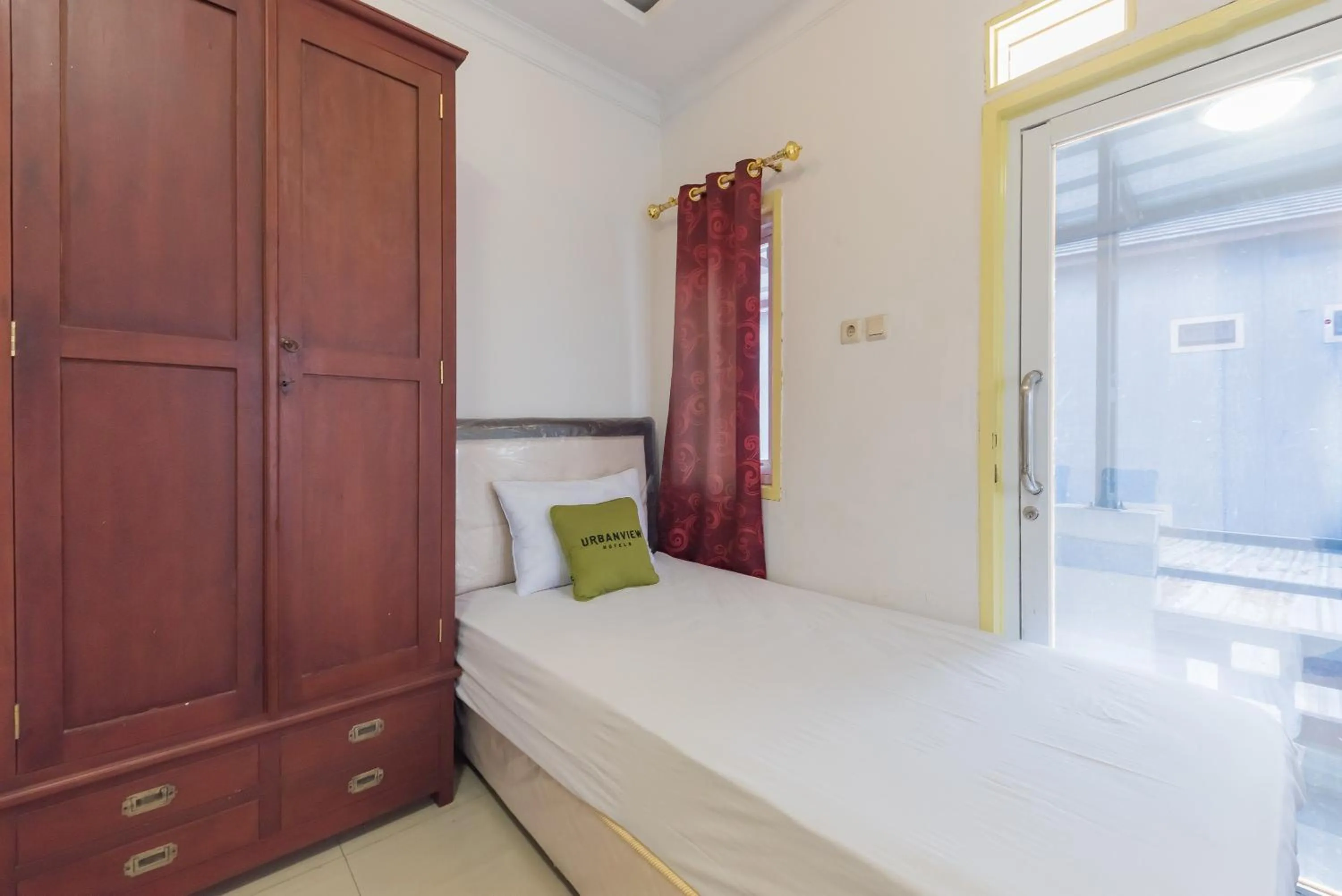 Bed in Urbanview Hotel Anggrek Puncak by RedDoorz