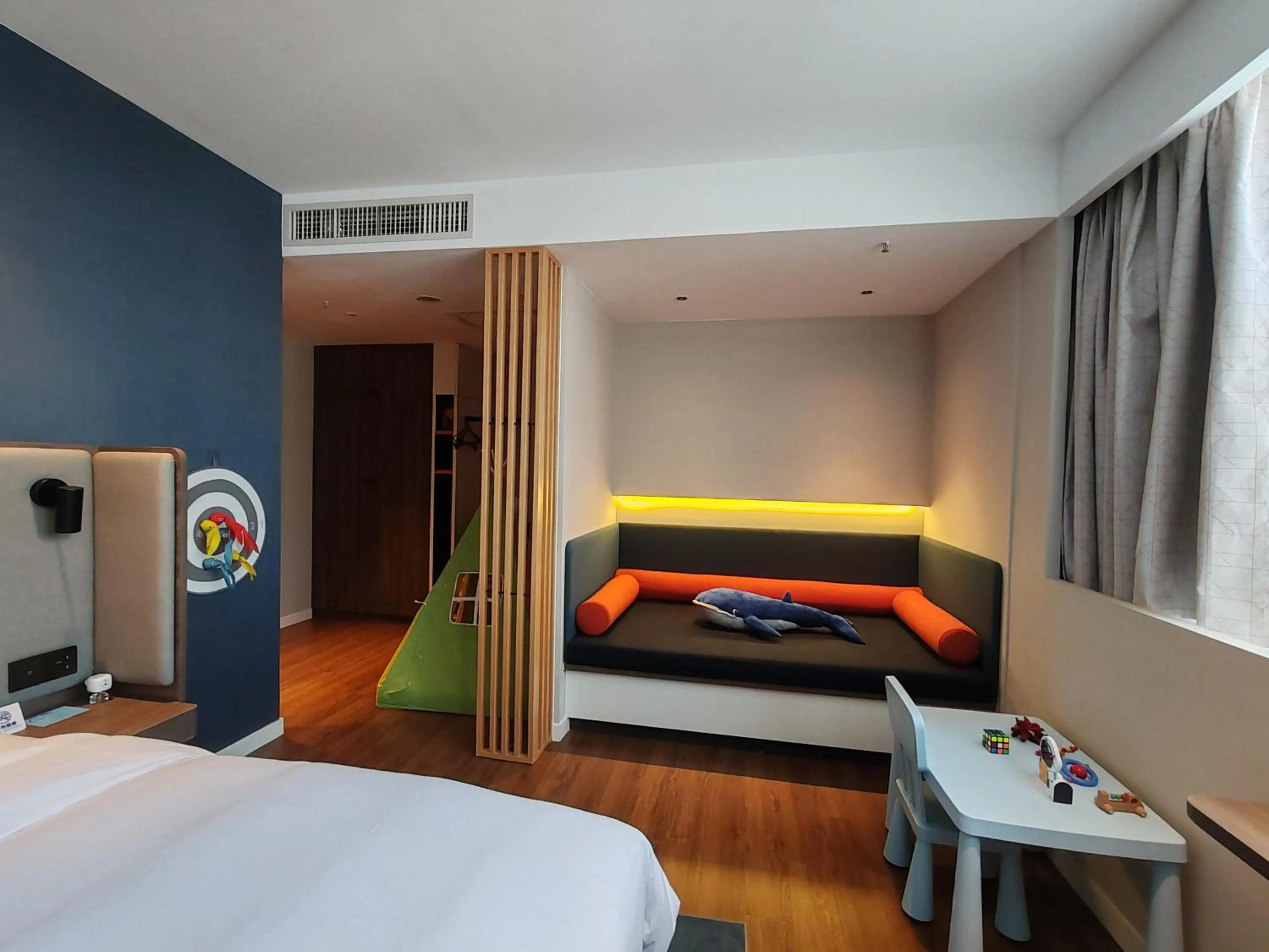 Photo of the whole room, Bed in Holiday Inn Express Kunming Panlong by IHG