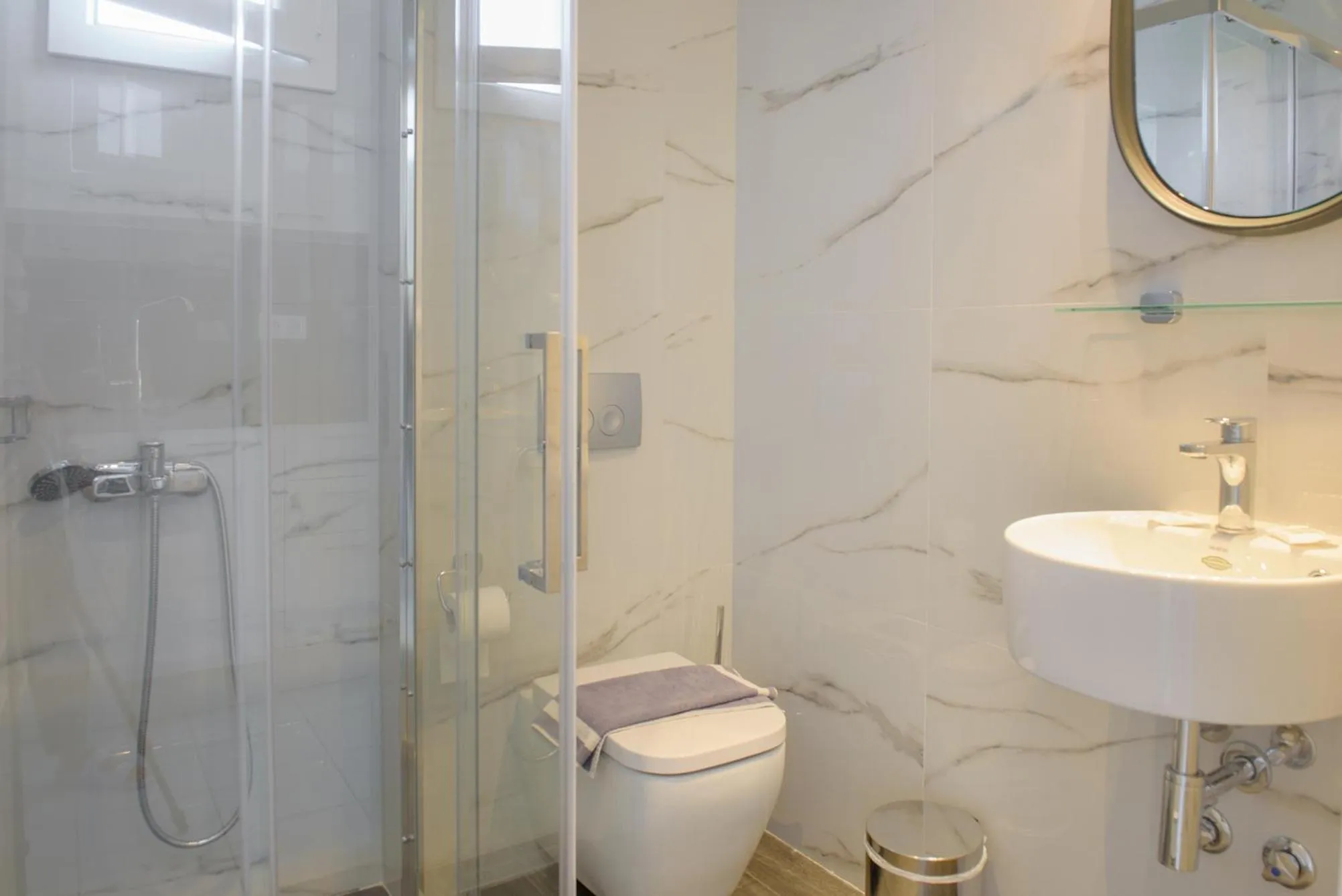 Bathroom in Hotel Papanikolaou